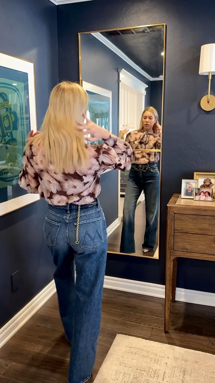 This floral top is so cute and a little cropped BUT perfect for tucking in.


Mother jeans 
Fall outfit 
Chloe belt 

#LTKItBag #LTKStyleTip 

#LTKFindsUnder100 

#LTKSaleAlert #LTKootd #LTKSeasonal