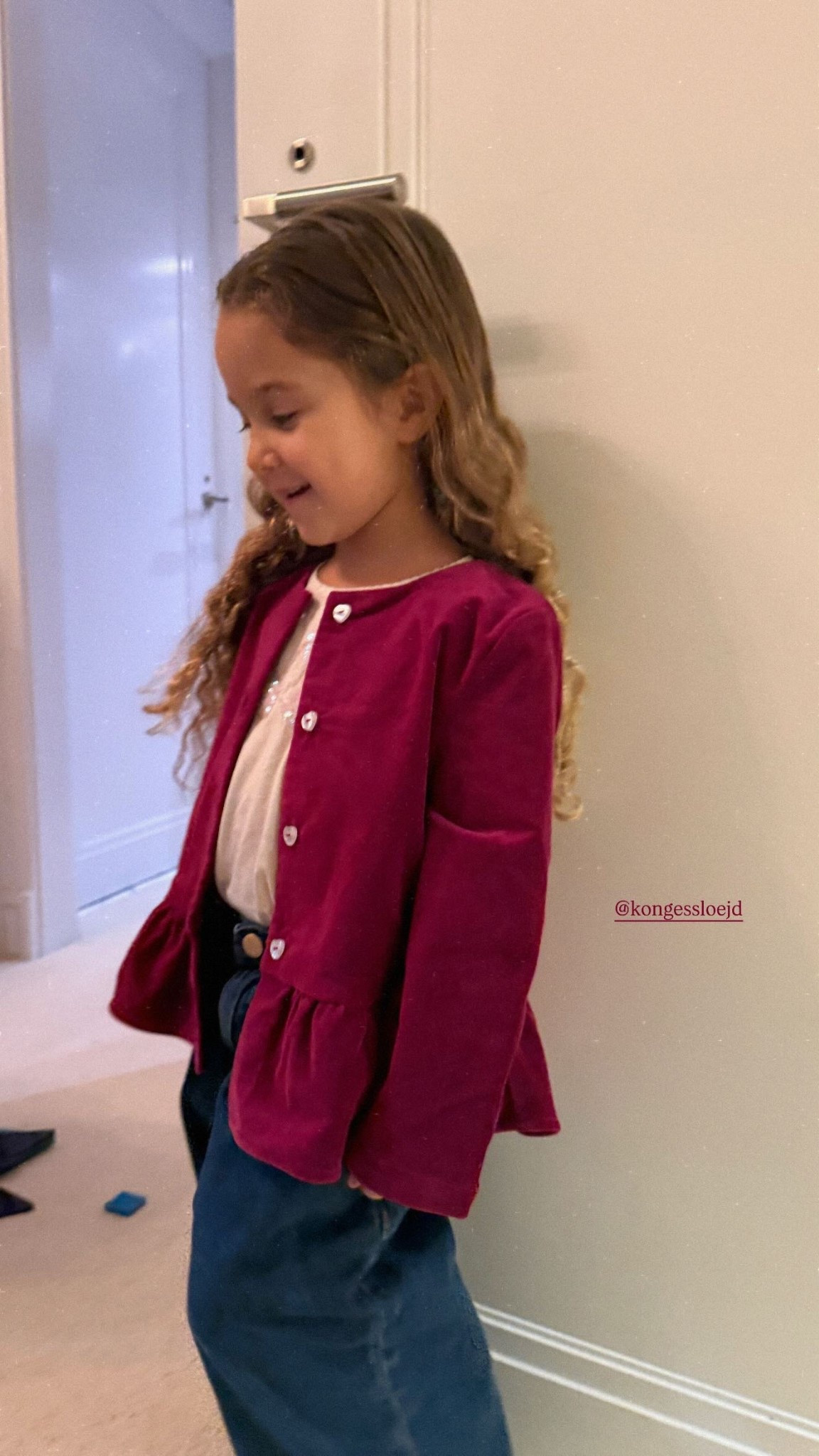 This velvet jacket also comes with a skirt! Such a cute holiday set for girls 