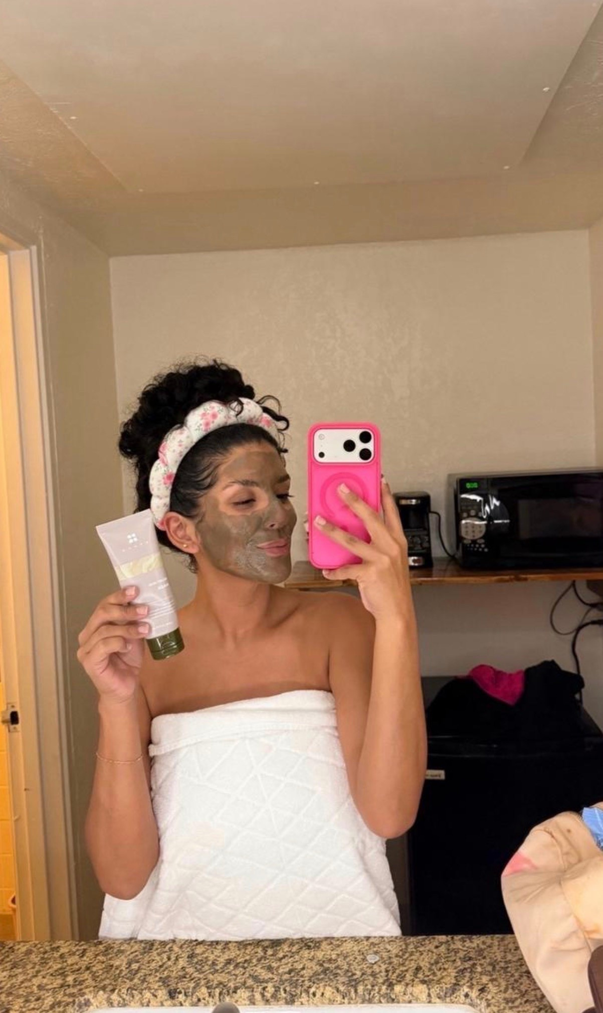 Self-care looks good on you. ✨🫧 Taking a little time to reset, recharge, and give my skin the love it deserves.

#selfcare #skincareroutine #facemask #glowingskin #spaday #skincareessentials #selfcarenight #beautyroutine #wellnessjourney #glowup #treatyourself #healthyglow #pamperyourself #skincarelover #relaxandrecharge

#LTKdayinmylife #LTKmorningroutine #LTKselfcare