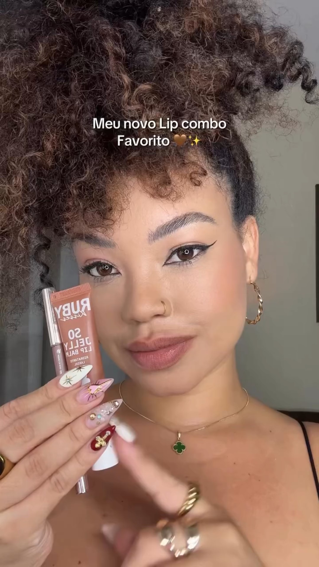 Meu novo Lip combo favorito 🤎✨

@fentybeauty | @rubykissesbrasil  esse gloss de café é super hidratante, além de ter cor na medida, fica perfeito na boca.