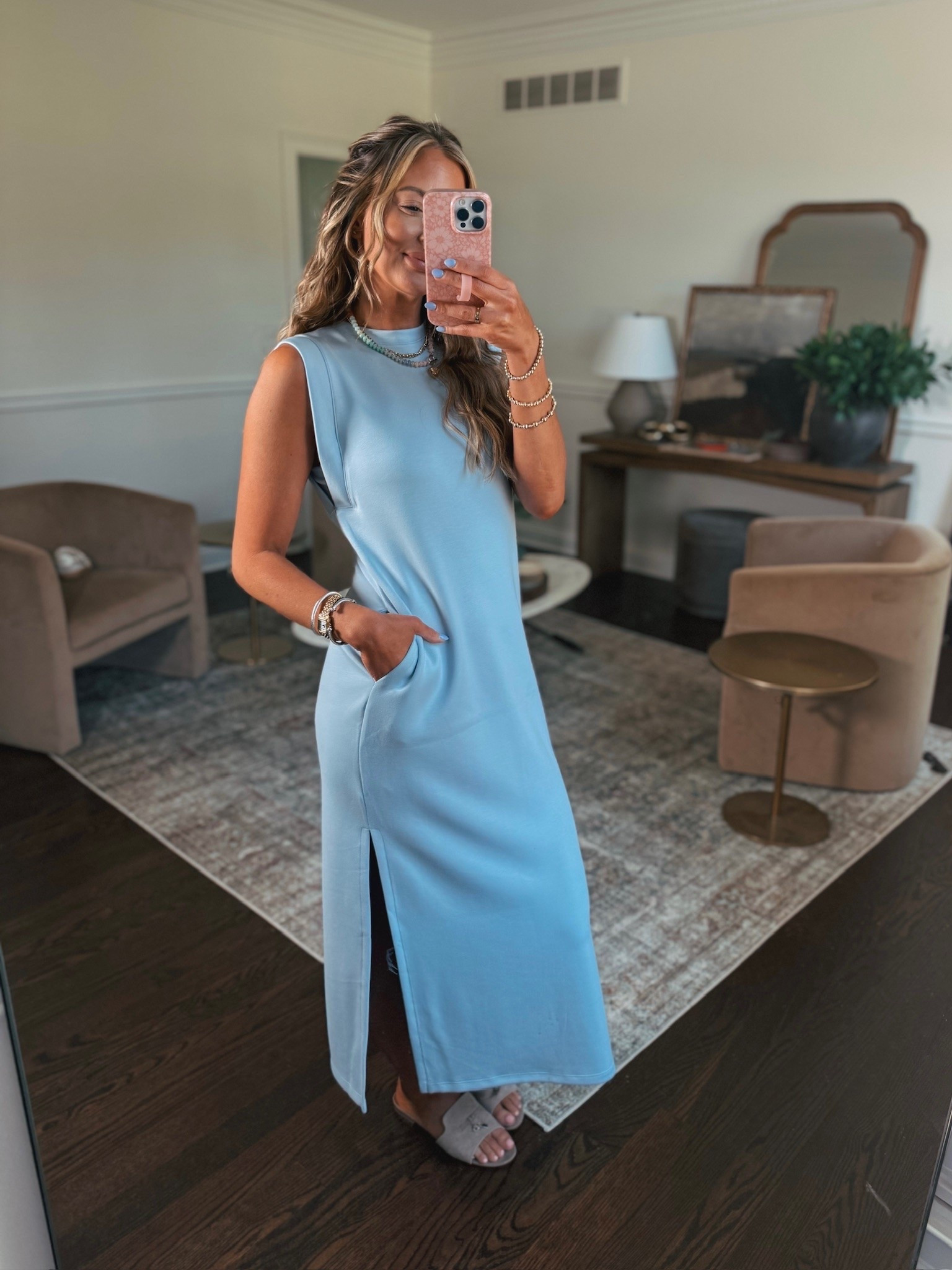This sleeveless maxi dress is comfortable and cute! 🩵💙