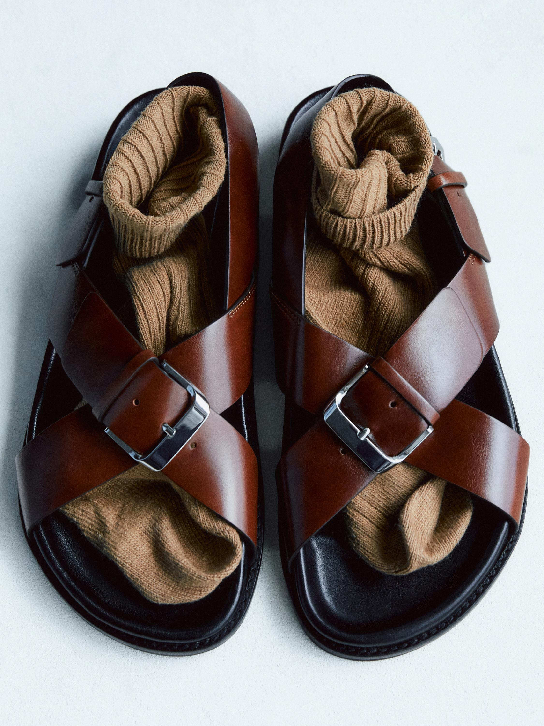 Ledersandalen mit Kreuzriemchen | Massimo Dutti DE