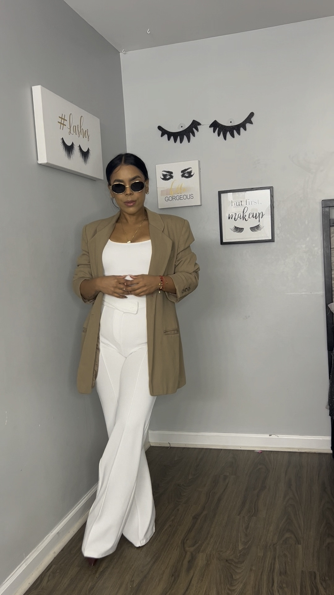 “Combine the elegance of white, even if it’s for working remotely.” 🤍

#fashionstylist #elegance #influencer #contentcreator #ootdfashion #workwithyourphone #socialmediacreator

#LTKVideo #LTKU #LTKStyleTip