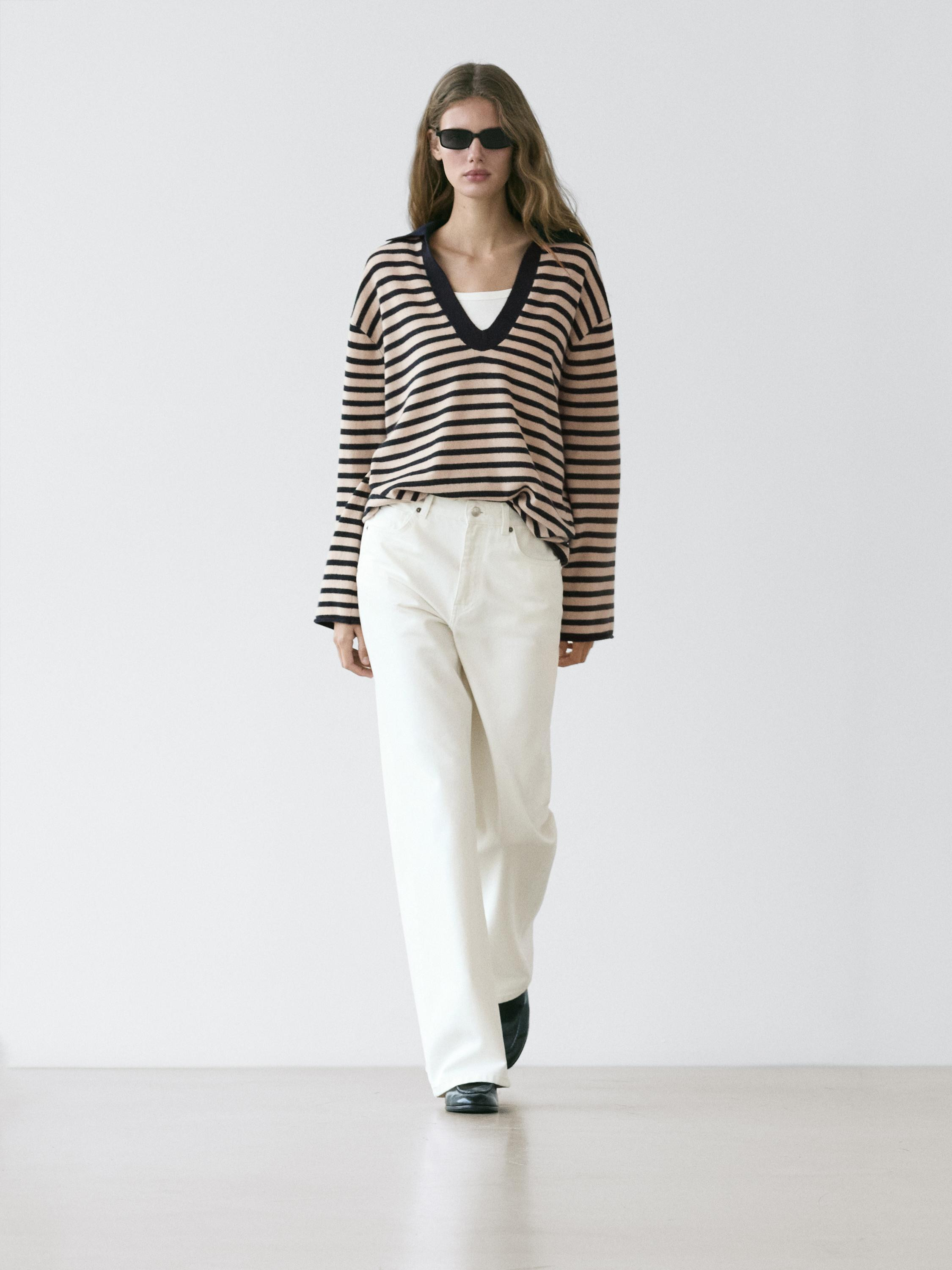 BEKIJK KIJK
Gestreepte tricot trui met V-hals

 90 €  Kleur  Marineblauw  Toevoegen aan winkelm... | Massimo Dutti NL