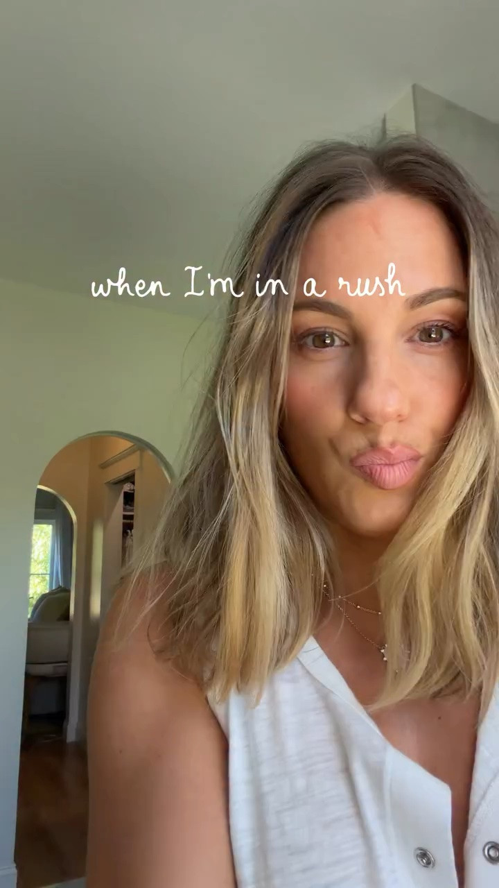 Takes ✌🏼 seconds & never fails me! 

#hair #hairstyle #momlife #postpartum #style