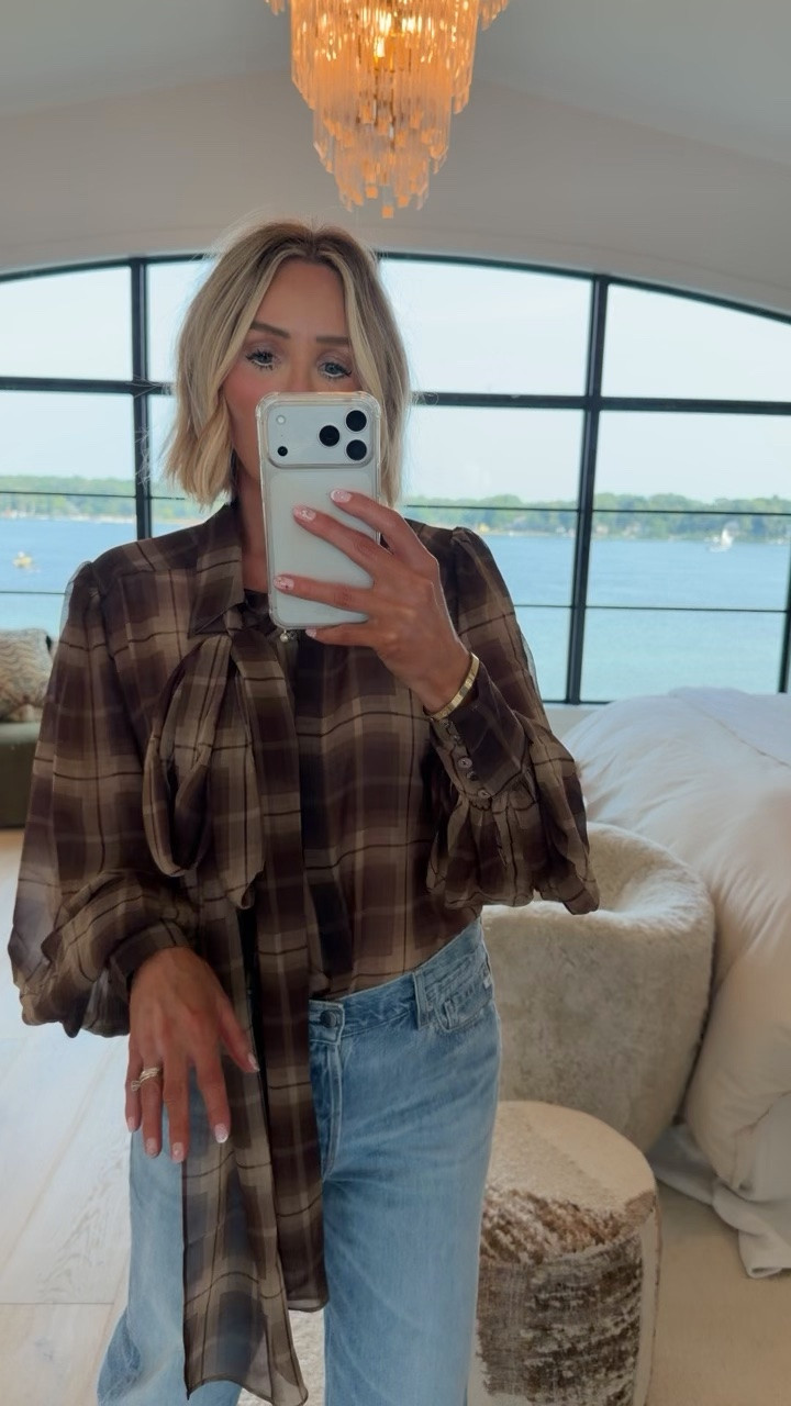 The perfect blouse for fall 🤎🍂 and my exact denim is ON SALE 🙌