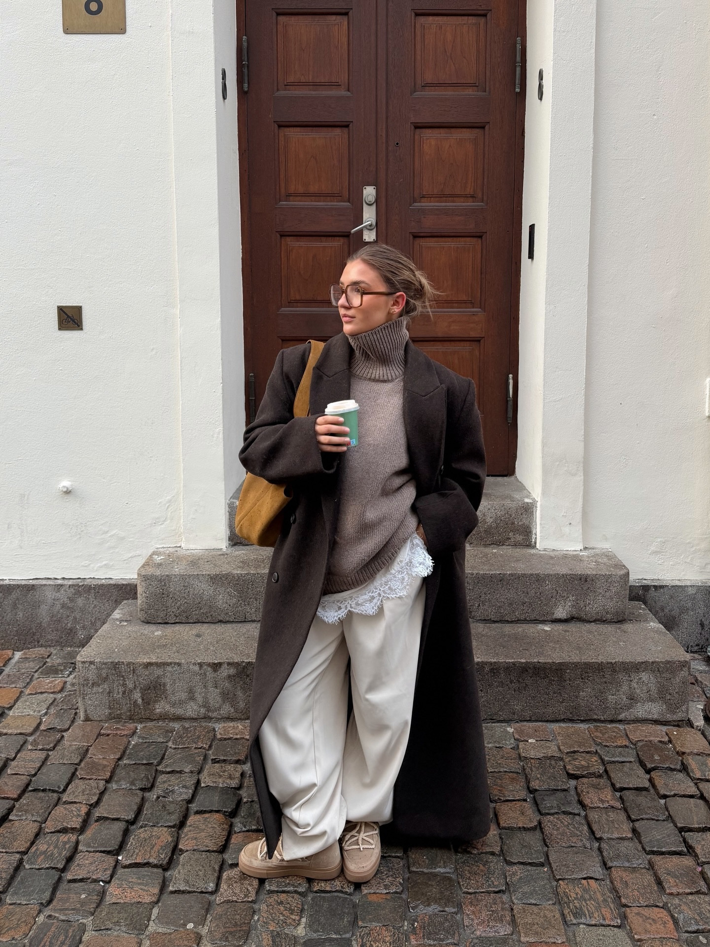 Nur schnell „5 Minuten Fotos machen“ in Kopenhagen & das kommt dabei raus 🤞🏼✨🪩

#cphoutfit #winterfit #oversizedcoat #explorepage #scandifashion