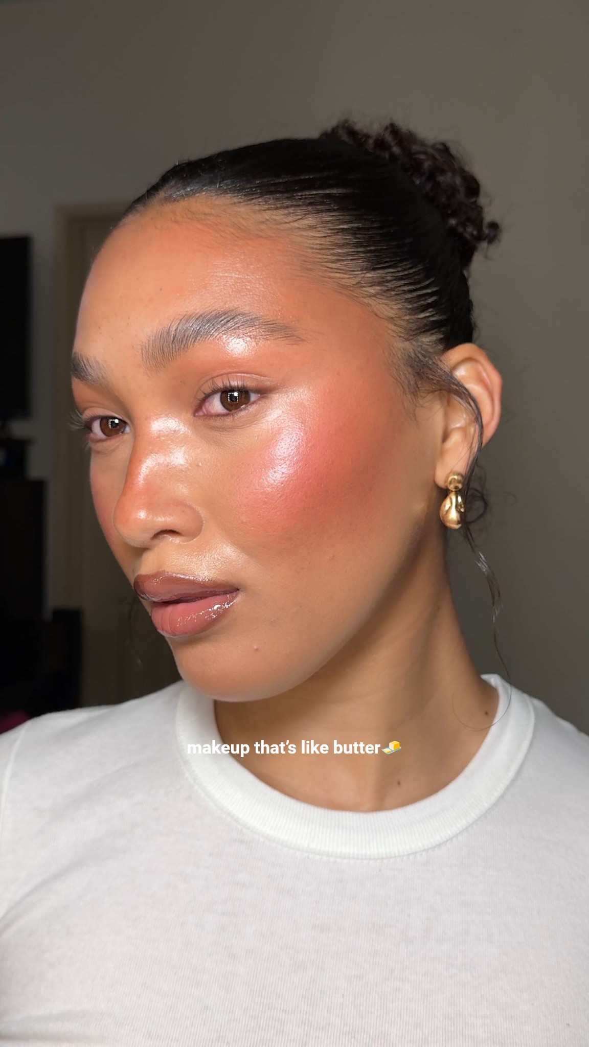 makeup that is giving butter ⭐️🧈 beating this face and still serving skin, would we want an in depth tutorial??

Products: @summerfridays jet lag eye patches @rhode glazing milk @danessa_myricks radiant blurring balm + yummy skin tint @refybeauty brow sculpt @hauslabs concealer @lancomeofficial teinte idole wear concealer + @raresocietysteakhouse soft pinch contour @glowrecipe berry blush flush @hourglasscosmetics pressed powder + volume 3 bronzing palette @nyxcosmetics butter melt blush @refybeauty lip sculpt in suede @rhode lip contour in stretch @maccosmeticsusa satin lip stick + fix studio+ setting spray @olehenriksen peptide lip