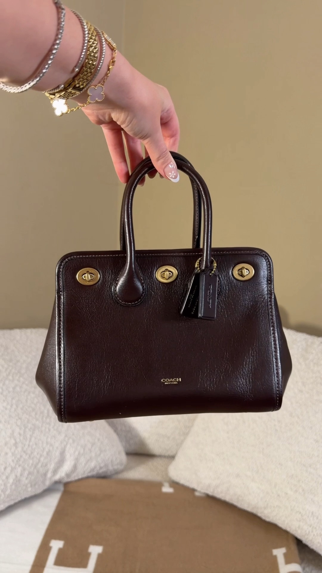 I genuinely was NOT prepared for how beautiful this Coach Turnlock Tote is in person 😭🤎 she’s been sold out but they started a waitlist so comment SHOP & I’ll dm you the link to join the waitlist and check for restocks ♥️

The leather, the structure, the hardware, the weight… everything about it feels SO luxe. This is one of the nicest bags I’ve ever seen and actually touched, and I’m honestly shocked by how good it is.

The new Coach runway collection is really showing off 👀 If you’ve been considering the Coach Turnlock Tote, I hope this gives you a better idea of what it actually looks and feels like in person.

What do we think?! 👀

#CoachBag #CoachBags #CoachRunway #coachturnlock