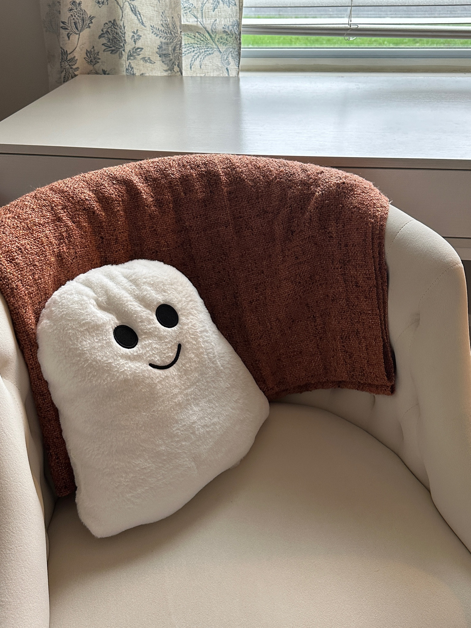 Fall throw blanket with ghost pillow. Target Halloween decor inspo 

Affordable, minimal style, neutral style, look for less, fall decor inspo, rust orange blanket, marked boucle throw blanket, pottery barn gus the ghost, target finds halloween decor, fallhome decor  


#LTKfindsunder50 #LTKSeasonal #LTKhome