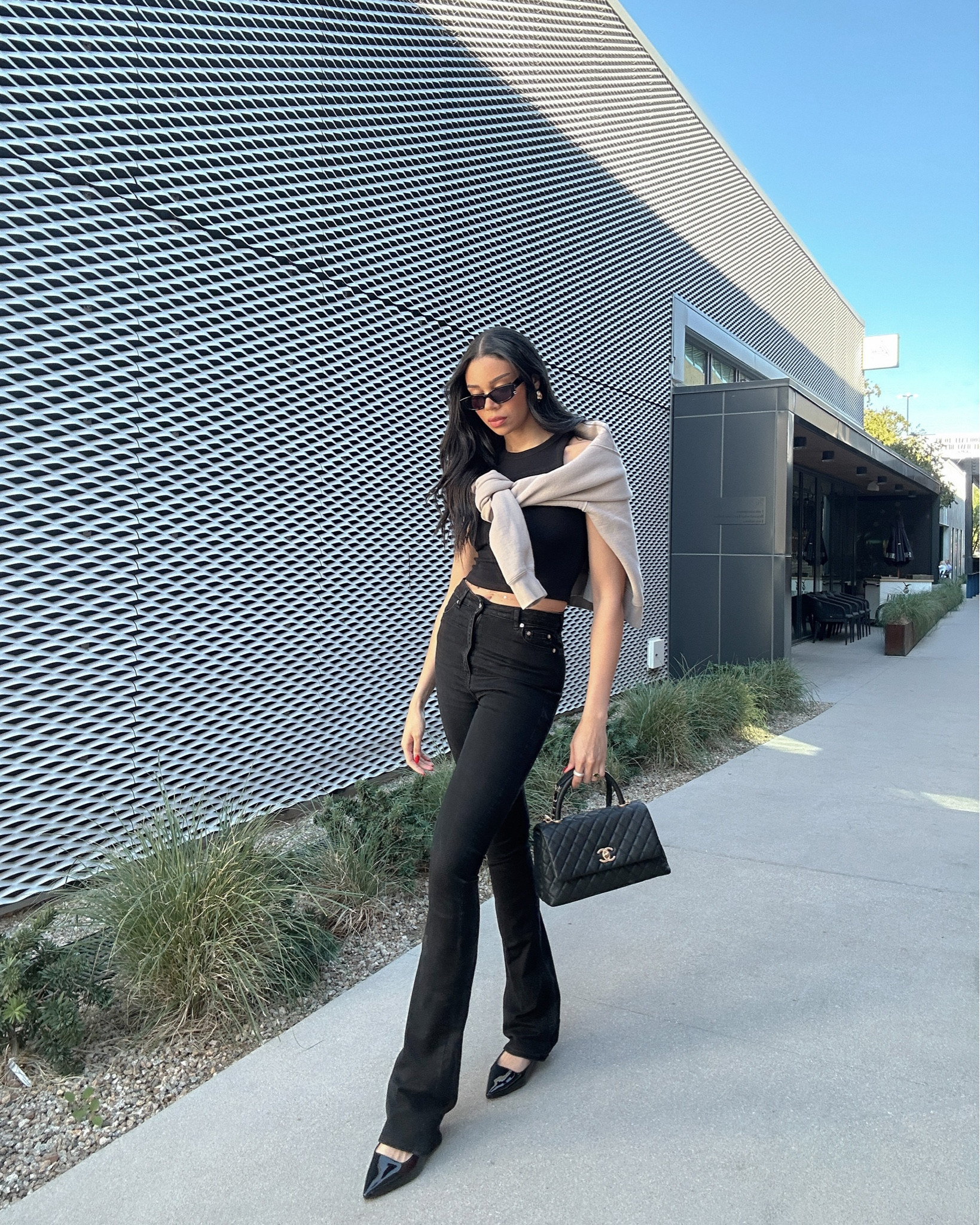 Nothing better than tying a sweater over your shoulders to elevate a look 🖤 
