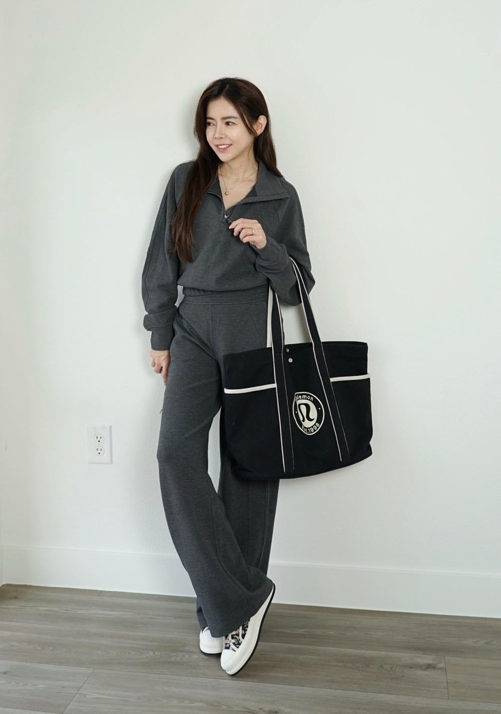 年末放假、旅行、聖誕，超適合送 Lululemon！
推薦的兩款是 Scuba Cropped Funnel-Neck Half Zip 跟 Waffle 系列：這件的質料很柔軟，彈性也很好～半拉鍊搭配翻領穿起來臉小，短版穿起來比例好。除了日常穿，也適合旅行飛行穿，超舒服又不會臃腫， 穿一整天都沒問題的百搭單品，不挑年齡、不挑身材、也很好搭配。
Daily Tote 真的太方便，容量大、隔層多、好裝好拿，當旅行包、電腦包、媽媽包都超順手，也很適合送給不太穿運動服飾的人，年末小禮物都超剛好。

@lululemon #lululemoncreator #ad 