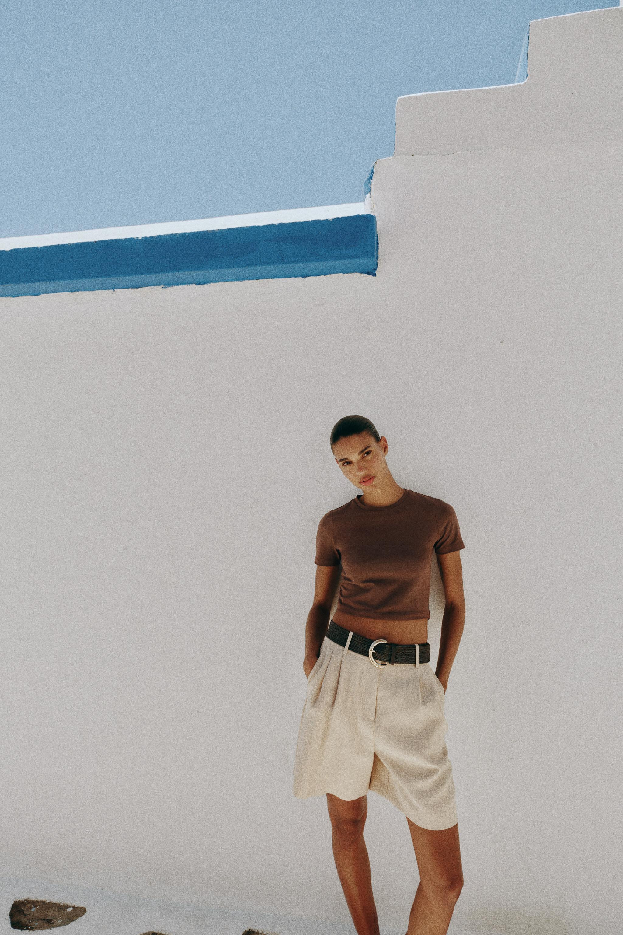 CROPPED-T-SHIRT MIT KURZEN ÄRMELN | Zara DE