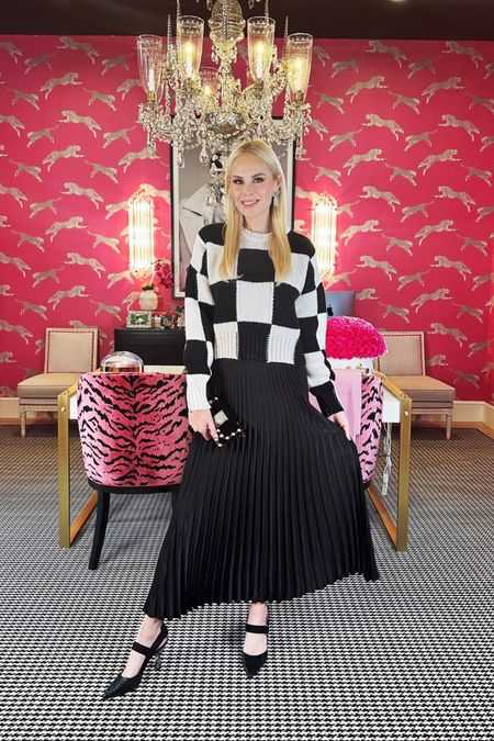 Black and white color blocking! This pleated skirt is a wardrobe classic and love this comfy sweater with jeans or dressed up for lunch/dinner out! 🖤🤍🖤🤍