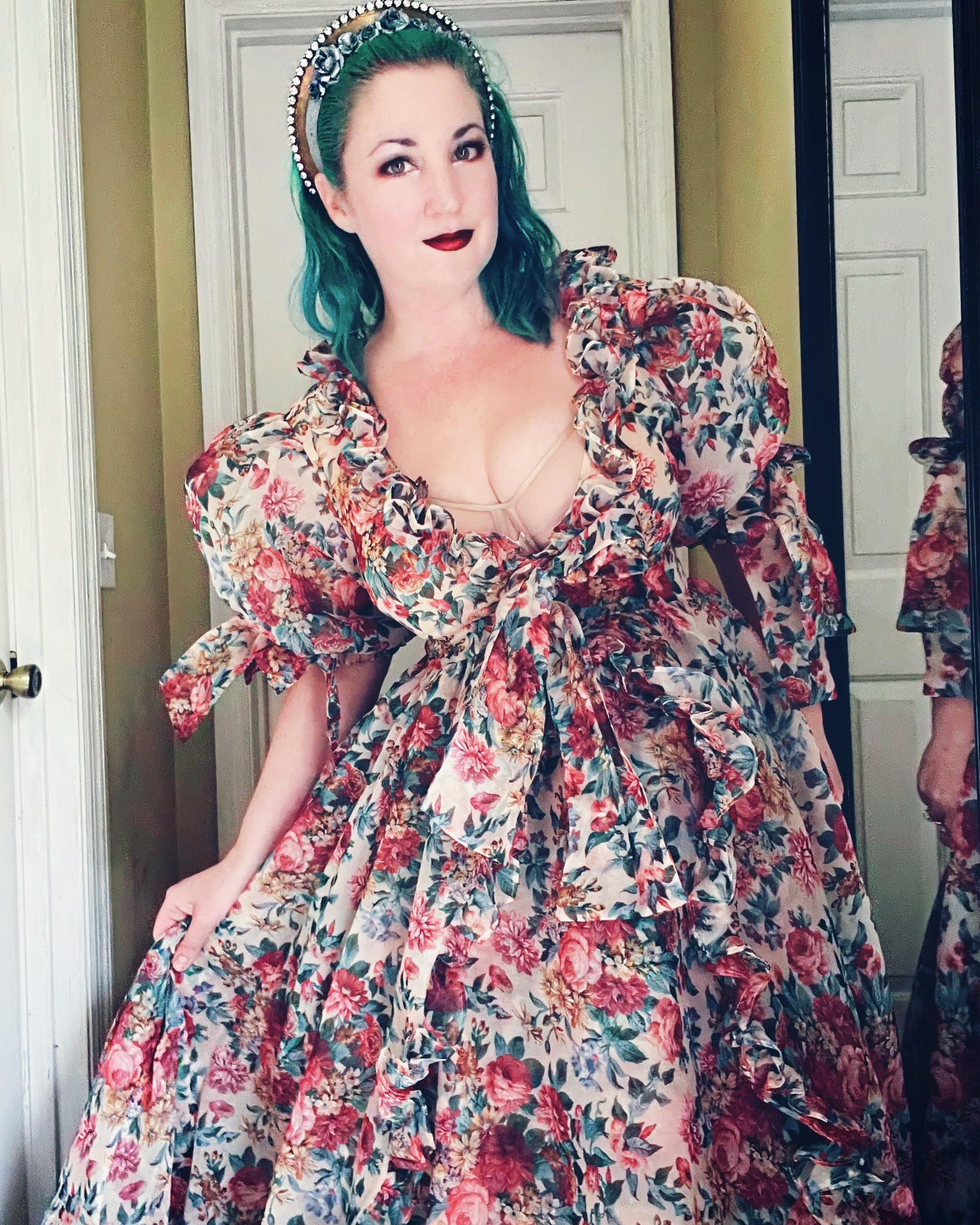 Today’s outfit and two ways of dealing with the neckline of the @selkie dress! 👗 I do love these dresses and sharing how I do wear them. And some days it is picture 1 and others picture 2.
#selkiedress #selkie #dressedup #todaysoutfit #dopaminedressing #floraldress 

#LTKOver40 #LTKSummerEdit #LTKStyleTip