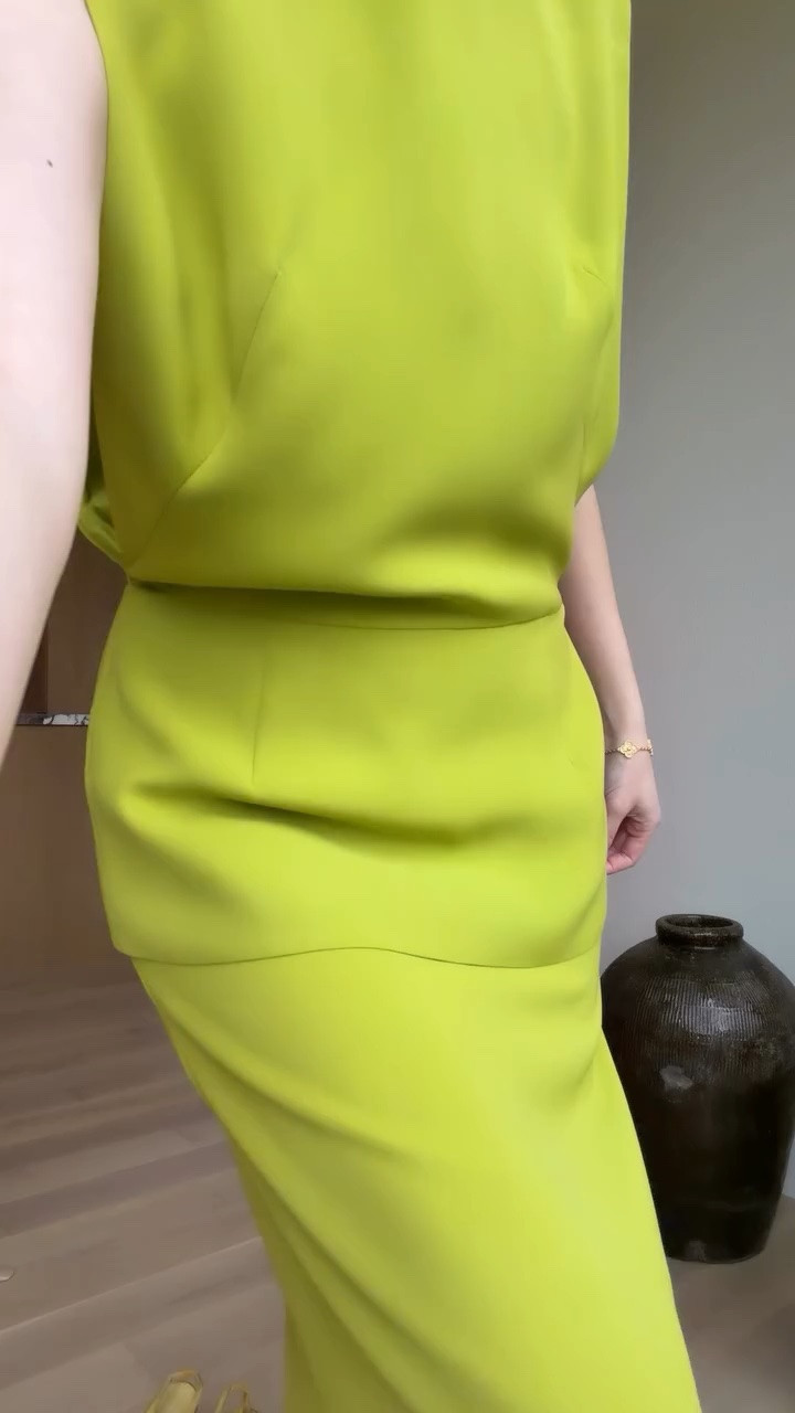 Color crush! 💚
Shop similar items here!

#OOTD
#classicstyle
#greenskirt
#greendress
#fallstyle