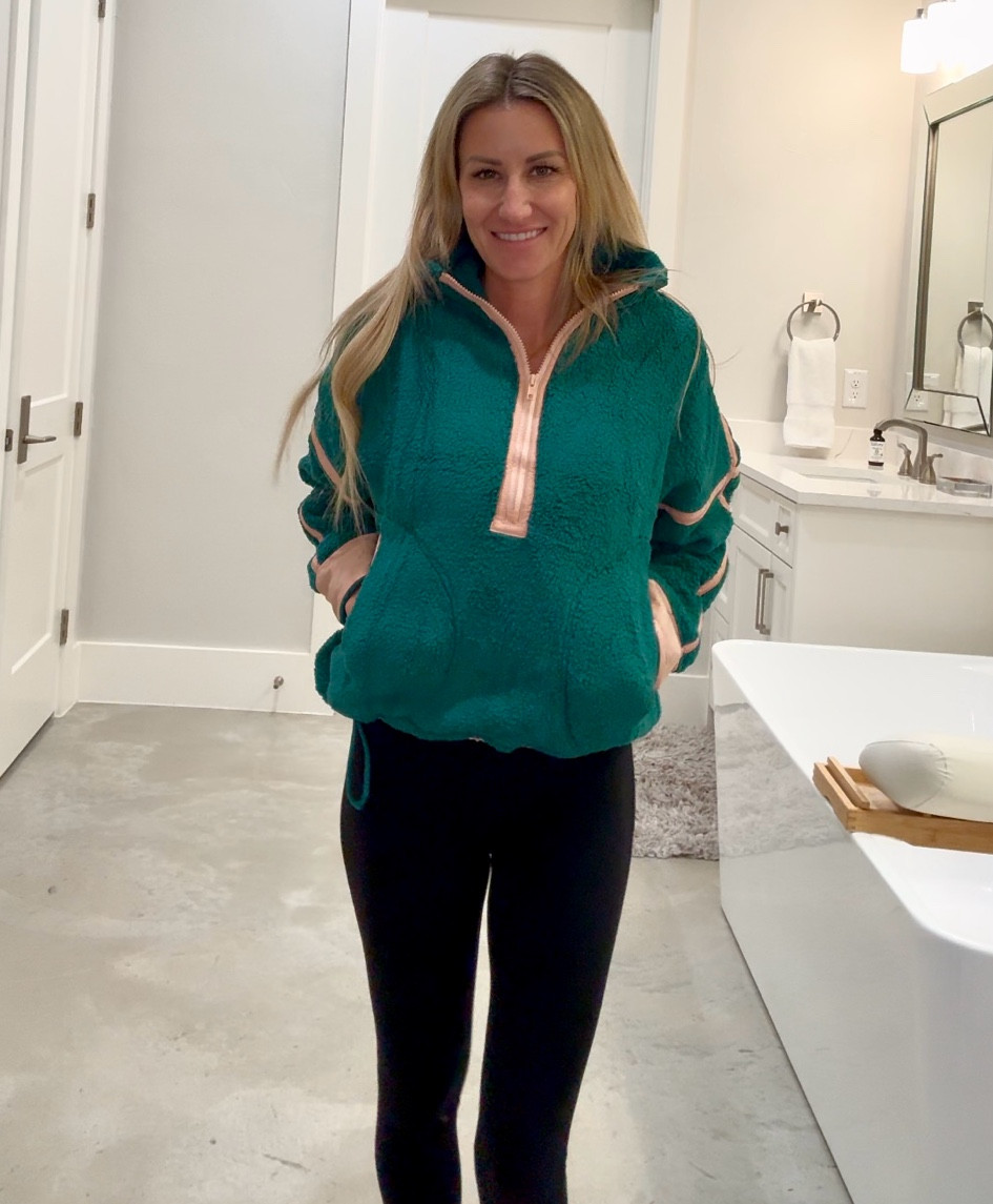 Love this cozy Sherpa! Beautiful green with light pink details. You can cinch it in and make it a cute crop or wear it loose at the bottom. Perfect for these freezing days! 🥶 wearing the XS  
.
.
#winterfashion #croppedsweatshirt #sherpa #winterootd #cozyoutfit #warmoutfit #momlife #momootd #cutecrop #amazonfinds #amazon #affordablefashion #fashiondeal 