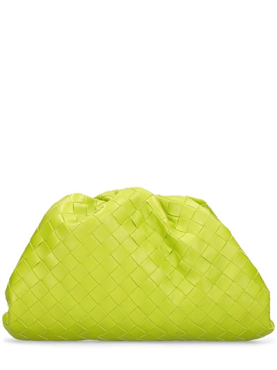 Bottega Veneta - Clutch teen intreccio de piel - Acid Kiwi | Luisaviaroma | Luisaviaroma