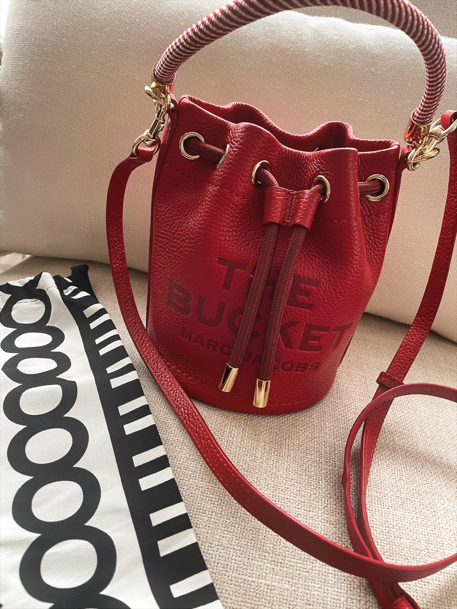 A pop of red for fall! 


#LTKSeasonal #LTKstyletip #LTKitbag