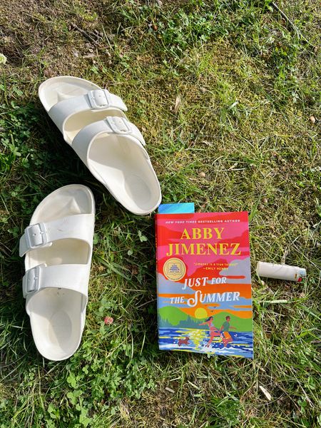 📖☀️🕶️
Really good rom com summer read! I’m halfway through and I love it (there are two books that go before this one, but they can be read separately too!)

#LTKGiftGuide #LTKSeasonal