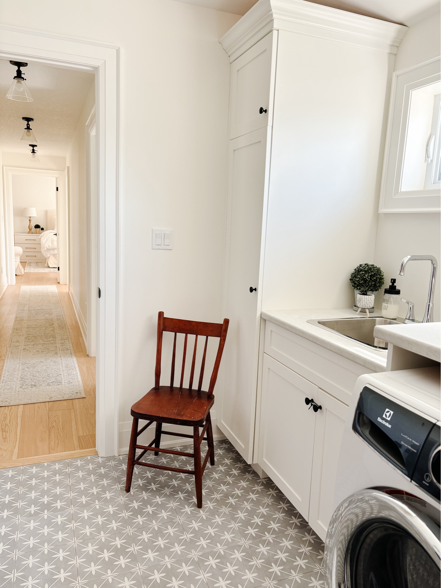 FARMHOUSE LAUNDRY ROOM 
.
Vintage items, plants and containers to warm up your space 🤍

#LTKhome