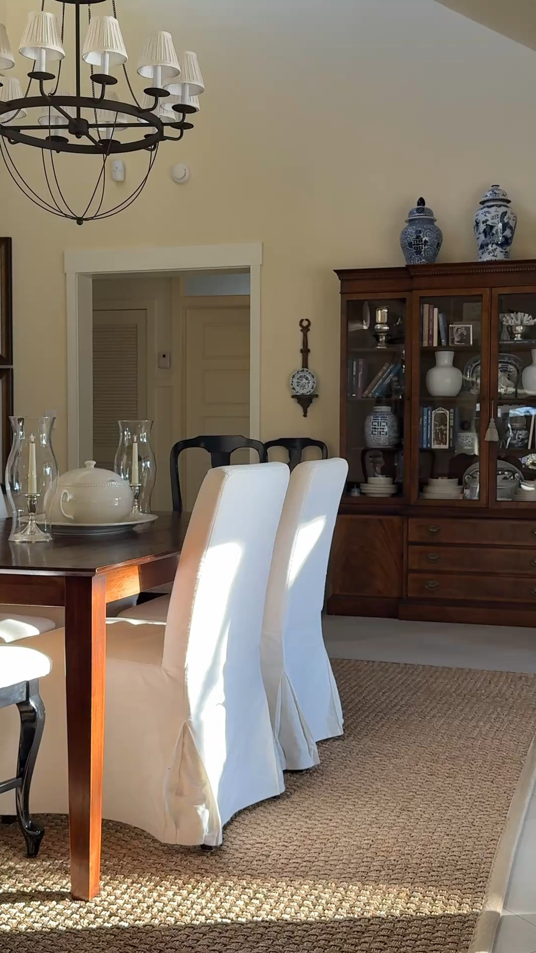 Dining room inspiration.

Parsons Chairs. Dining Room. Slipcovered Dining Chairs. China Cabinet. Candle Hurricanes. Tabletop Decor. Woven Area Rug. Neutral Home. Classic Interior. LavenderRoseHome.

#LTKHome