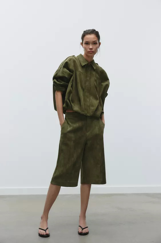 High-waist Bermuda shorts. Front fastening with zip and metal hook.mid khaki | 4344/154/533Produc... | Zara UK