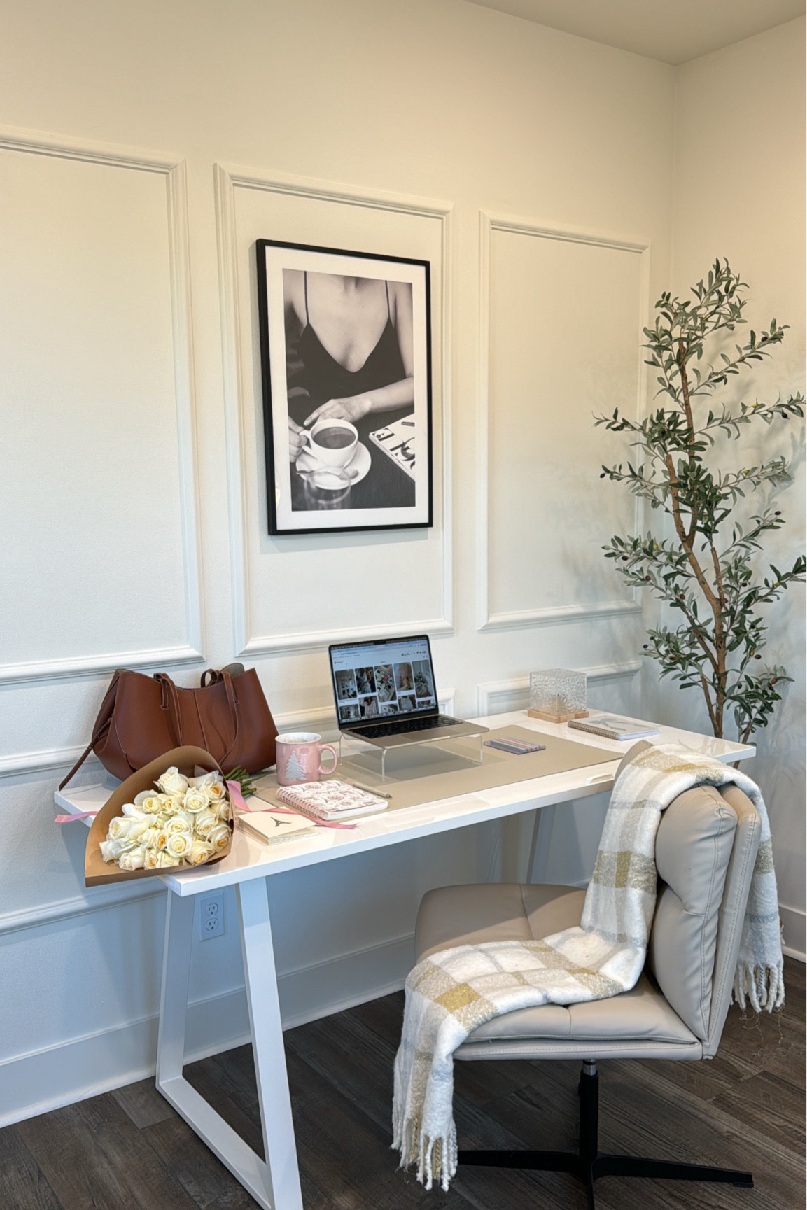 Home office details 🤍🩷

Home office styling, aesthetic home office, desk styling, desk accessories 

#LTKHome #LTKWorkwear