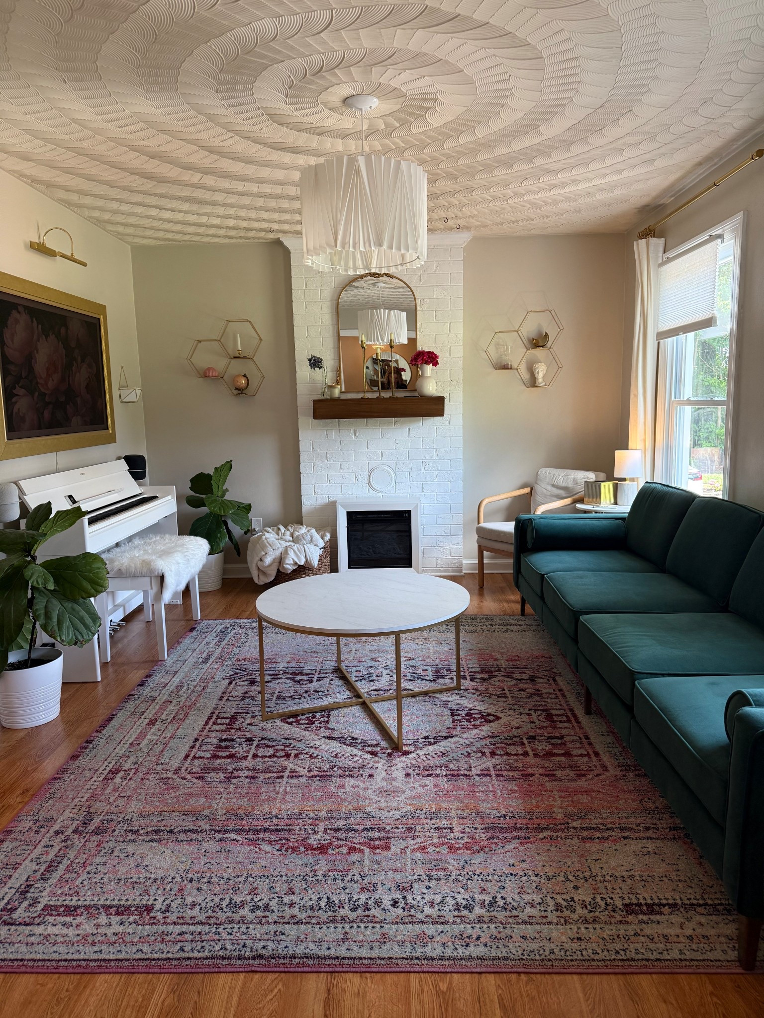 Finally got the green velvet couch I’ve been dreaming of 
