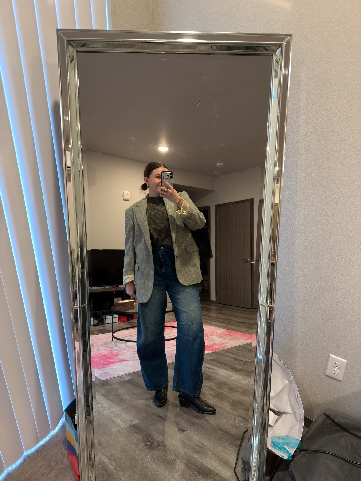 Funky casual Monday in @abercrombie 😉

Love mixing western pieces with more elevated workwear! Makes for a fun outfit you won’t see everywhere 

I’m wearing a men’s M tee, a M lace top, size 14 jeans and size 9 boots

#LTKootd #LTKMidsize #LTKWorkwear