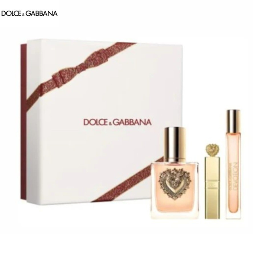 A fragrância Dolce&Gabbana Devotion Eau de Parfum é uma jornada sensorial, sedutora e reconfortante, capaz de evocar os valores positivos aos quais Dolce&Gabbana têm grande estima, simbolizados pelo selo do Sagrado Coração. Uma criação olfativa de contrastes requintados, com notas de topo vibrantes e notas de base sensuais.Com seus distintos frisos, o Sagrado Coração decora o frasco do Devotion Eau de Parfum. Um símbolo universal do amor em todas as suas formas e nuances.

#LTKguiadepresente