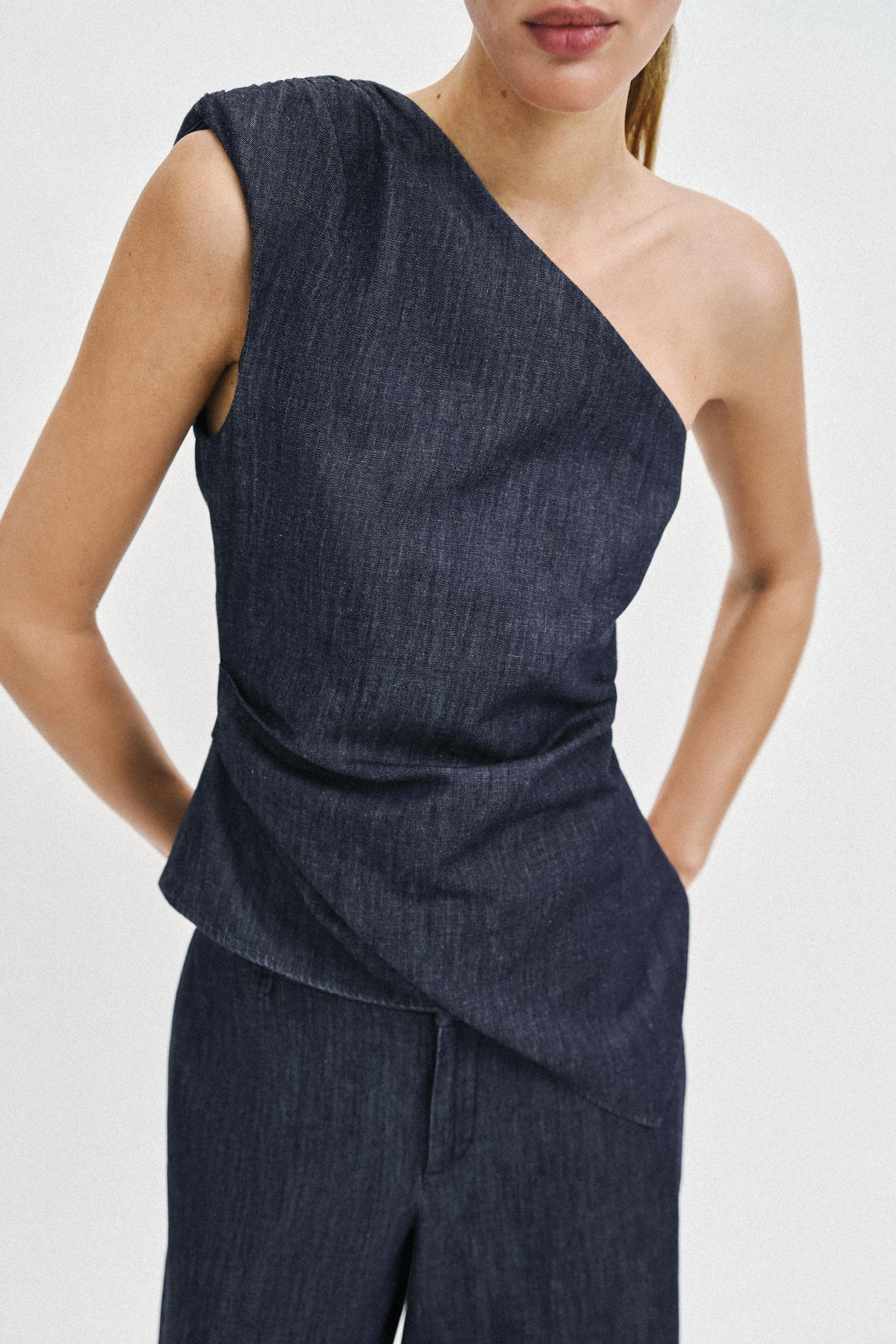ASYMMETRIC LINEN BLEND SHOULDER PAD TOP | Zara UK