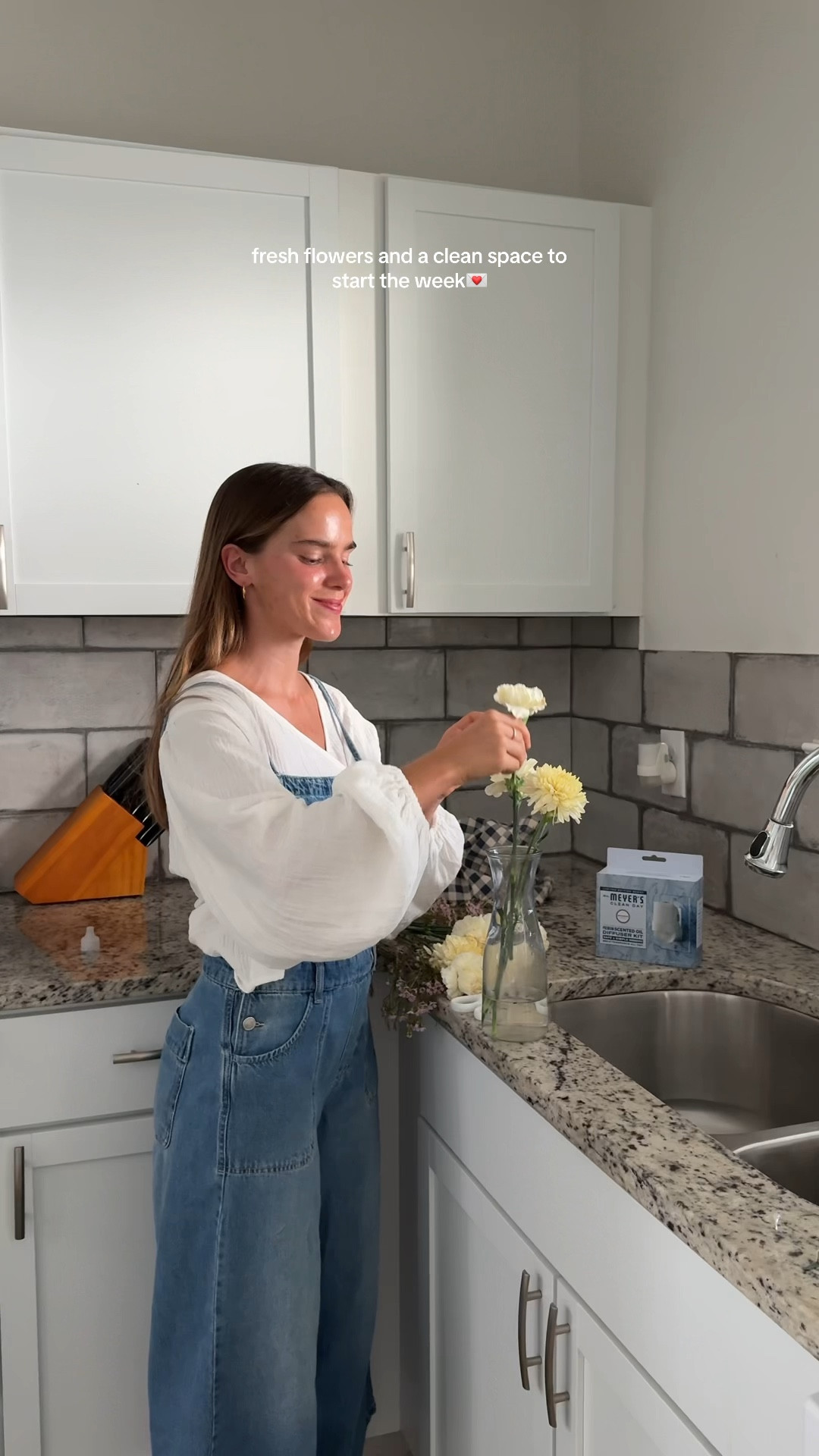 the simple joy of getting to spend slow days inside doing small tasks is so sweet and @mrsmeyerscleanday’s new Premium Plug-In  Scented Oil Diffuser Kit is an absolute wonder and let me tell you these are so perfect for the holidays coming up, they spark so much joy for simple days in! @target #target