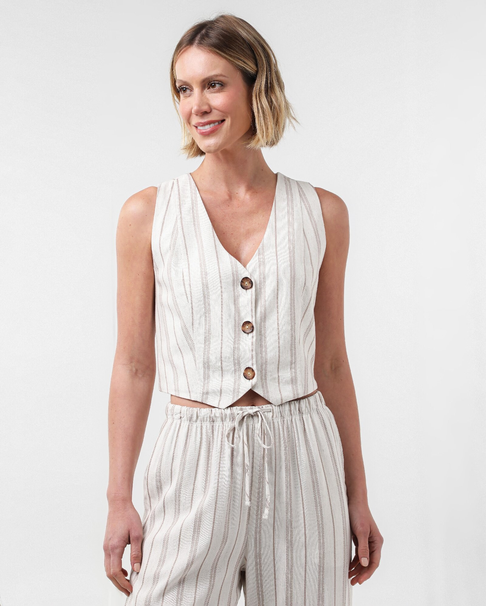 Colete feminino viscolinho decote v listrado bege | AK by Riachuelo | Riachuelo (BR)