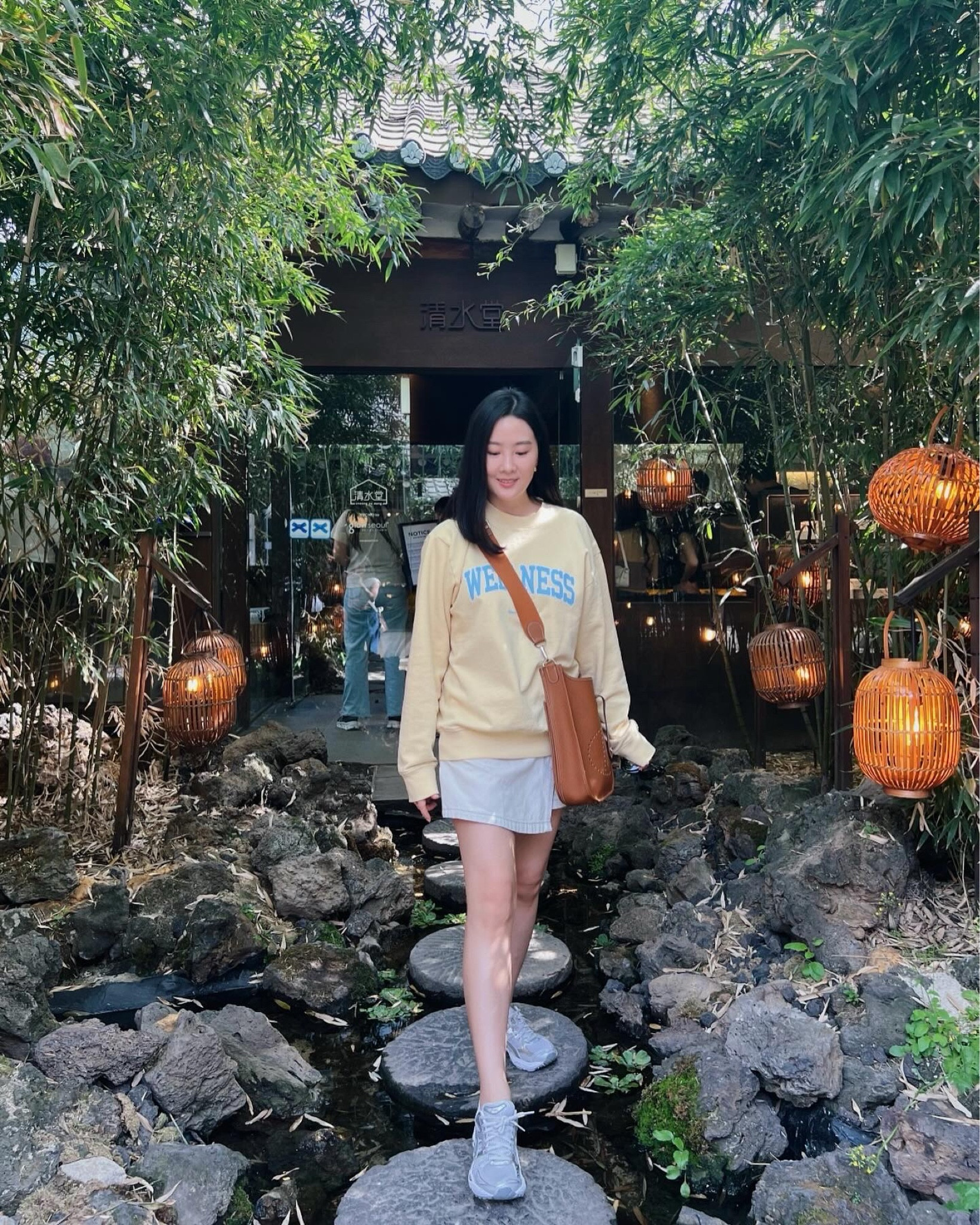 색감 핏 예뻐서 잘 입는 스웨트셔츠
마음에 들어서 여기꺼 후디도 소장 중👍🏻
너무 두껍지 않아 봄여름가을 입기 좋아요!
55사이즈이신 분들은 XS-S 추천해요.
전 예전에 재고없어서 S주문했는데 좀 낙낙하네요 

OOTD 오오티디
Top: 스포티앤리치
Sporty & Rich
Shorts : zara 자라
Shoes : asics 아식스 젤카야노14


#LTKAsia #LTKActive #LTKstyletip