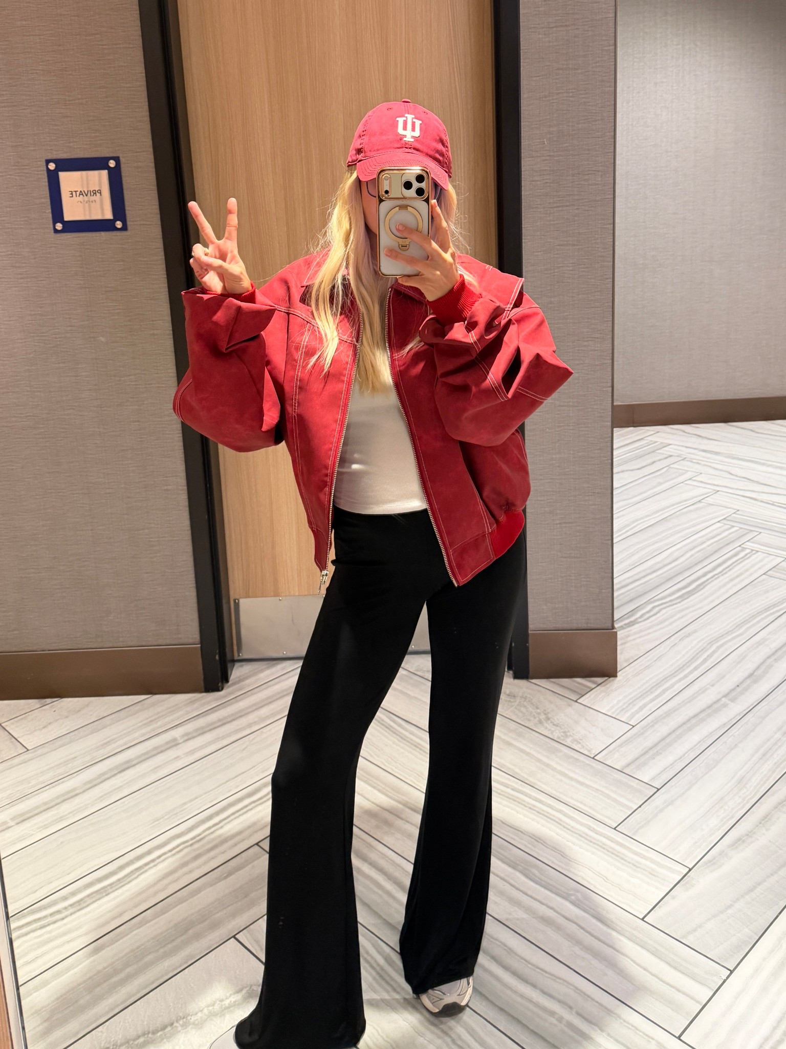 Airport outfit - Wearing a small in top and jacket, medium in pants (sized up for pregnancy), shoes are tts! #kathleenpost

Winter outfit, winter errand look, airport outfit, school pick up, school drop off