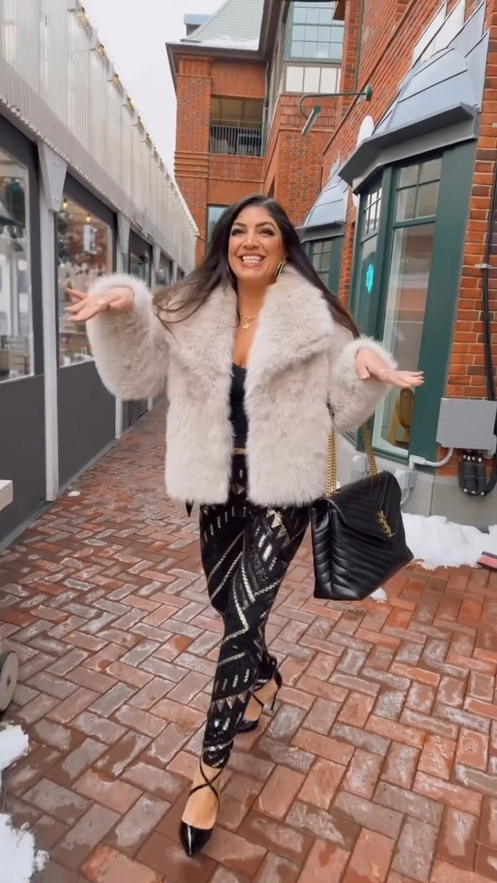 Friday reminder: get up and dance… because you can. 

New year, same rule — it doesn’t have to be pretty or perfect. Just a little wiggle goes a long way. Feel good first. Everything else follows.

#fridayrules #getupanddance #becauseyoucan