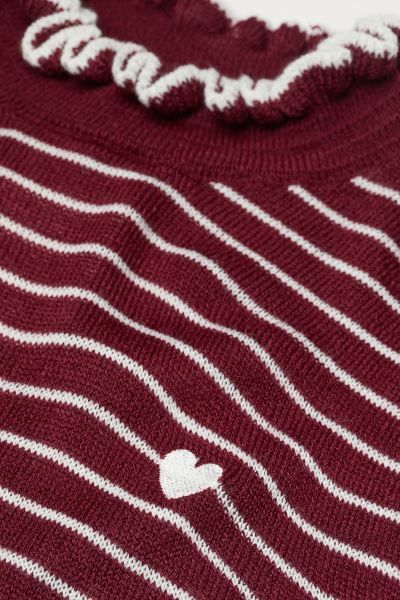 Pullover aus weichem Feinstrick mit kleiner Stickerei oben. Der Pullover hat einen runden Halsaus... | H&M (DE, AT, CH, NL, FI)
