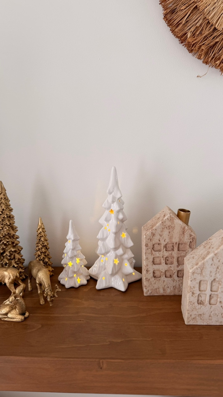 ✨ DECOR NAVIDEÑA DE AMAZON — ELEGANTE Y SÚPER FÁCIL ✨✨
Estos detalles cambiaron completamente este rinconcito de mi casa 😍
Las casitas en tono neutro tipo candelabro , los arbolitos iluminados y los venaditos dorados le dan un toque cozy, elegante y navideño sin sobrecargar el espacio.

Lo mejor es que todo esta en mi Amazon storefront , y llega rapidito 🎄
Si quieres los links, déjame un ❤️ o escríbeme “QUIERO” y te los mando.

✨ Guarda este video para tus ideas de decoración
✨ Comparte con alguien que ame la Navidad tanto como tú.