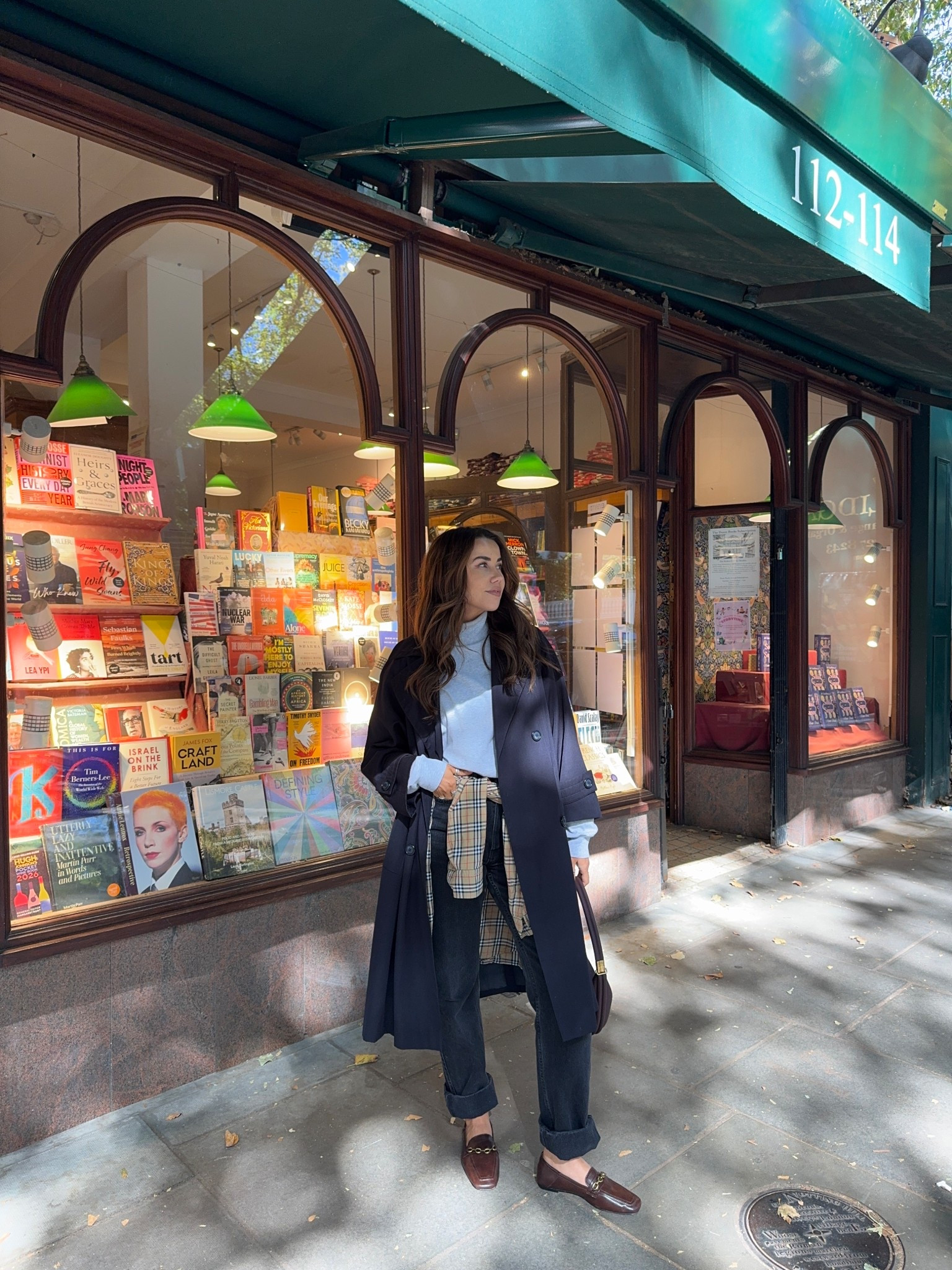 Spending a sunday the right way. 📚🥮🍂☕️ some days I like being on the sofa for an entire sunday, sometimes it’s long run day buttttt other times it’s an excuse to get out and mooch around bookstores, fruit stalls & grab a cinnamon bun to go. 

Comment LOVE for the outfit links (I’ll link as similar as I can if somethings not available)

Autumn outfit / transitional style / brown loafers / thrifted fashion / thrifted style / black trench coat / easy everyday style / #transitionalstyle #aestheticoutfits #dauntbooks #minimalstyledaily 
