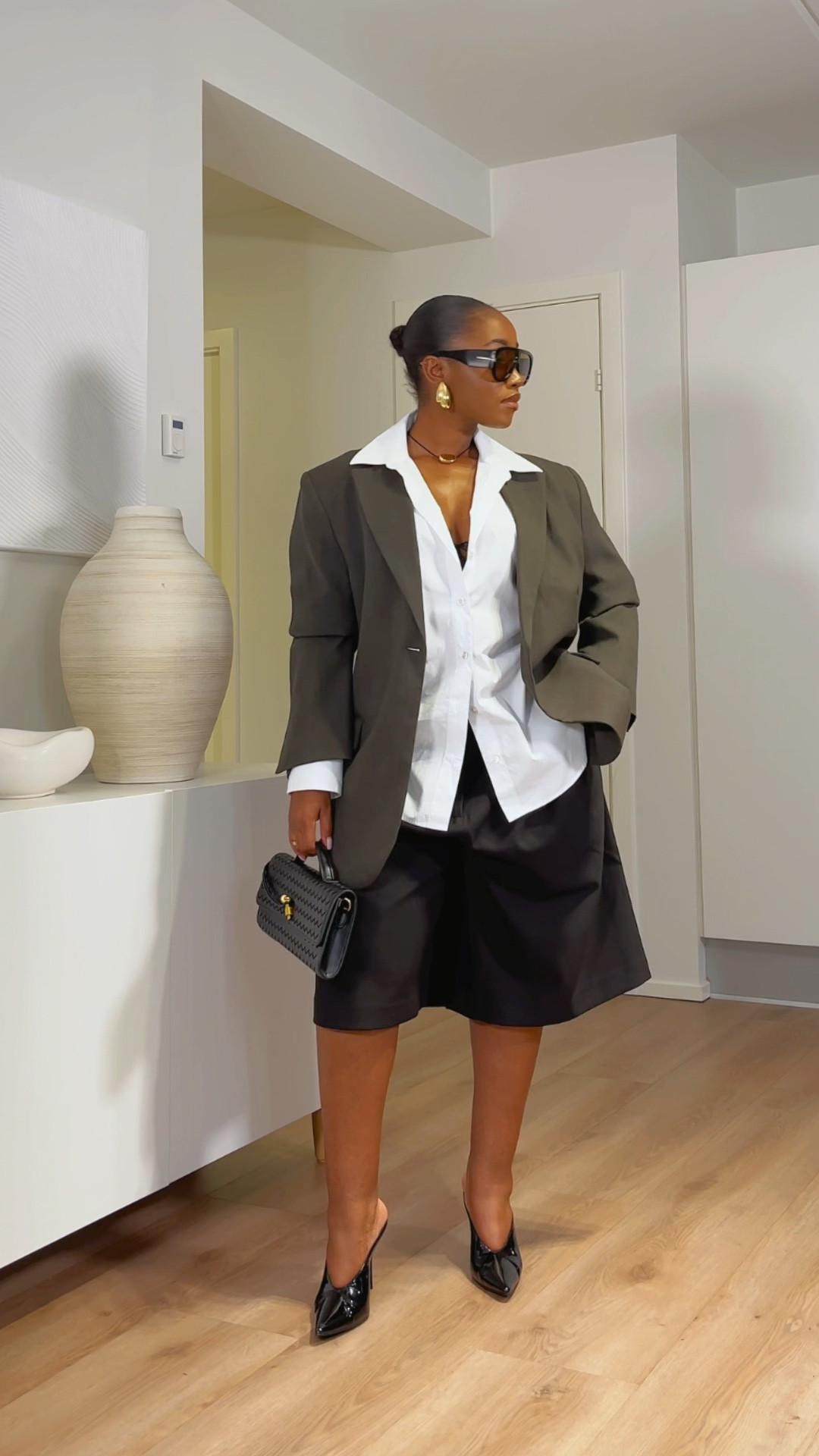 Oversized blazer: Zara: 8576/700
Shirt: Zara: 3362/340