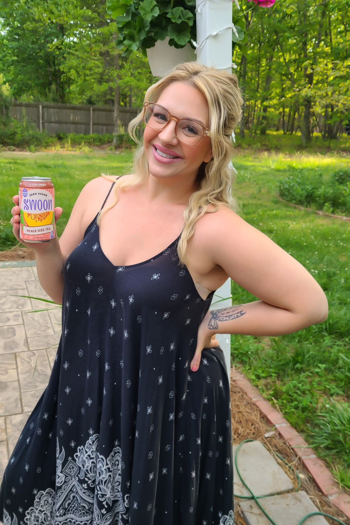 I found my new summer drink! ☀️ 🍹 
Since I don’t drink alcohol, I always find myself having FOMO when summer comes and everyone’s sipping on delicious beverages… Well, problem solved, I can just drink Swoon tea without feeling like crap from all of the added sugars! Swoon is women owned, sweetened with Monkfruit, only 5 calories and has 24 MG of caffeine. Loving the Peach Tea, but you can’t go wrong with any of the flavors in the variety pack, they’re all delish! 
@swoon @stackinfluence #swoon #swoonpartner #DrinkSwoonNotSugar