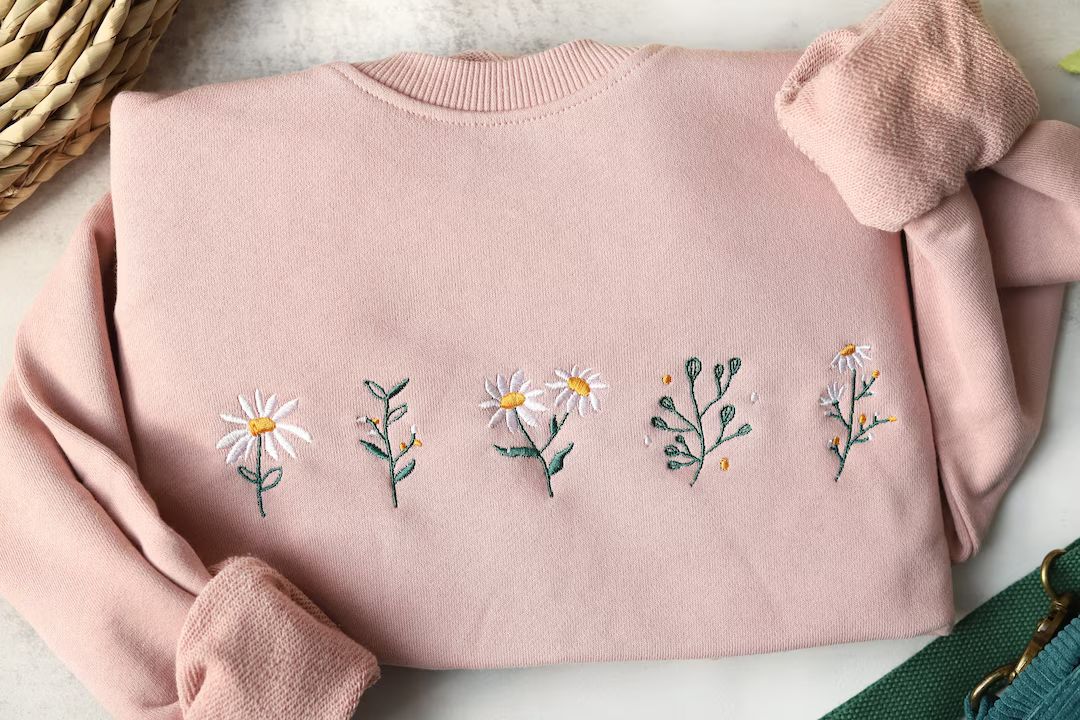 Pink Daisy Embroidered Crewneck Sweatshirt Embroidered,lovely Daisy,floral Sweatshirt,gifts for H... | Etsy (US)