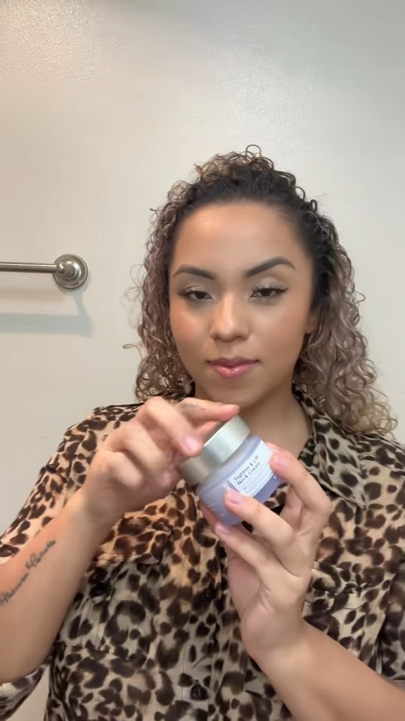 Cuidado de cuello y escote ✨
Esta crema de GoPure se ha vuelto parte de mi rutina porque hidrata, suaviza y deja la piel más firme con uso constante.
Todo está linkeado en mi LTK.
#Skincare #CuidadoDeLaPiel #NeckCream #GoPureSkincare #CuidadoDelCuello #CuidadoDeEscote #AntiEdad #RutinaDePiel #PielFirme #PielHidratada #BeautyRoutine #LTKBeauty #LTKSkincare #BellezaLatina #ProductosQueAmo #SelfCare #BeautyFinds 

#LTKHoliday #LTKBeauty #LTKselfcare