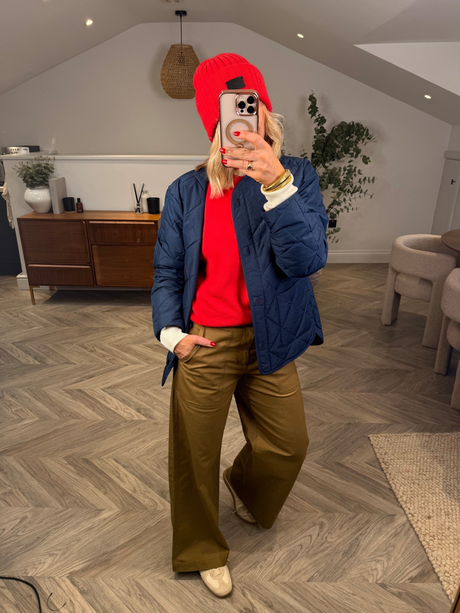 Building a realistic, easy-to-wear outfit today. 

The wide leg trousers paired with a soft merino wool knit layered under a jumper. You can switch it up with a t-shirt too and that little flash of white at the neckline and cuffs is the perfect finishing touch.

Adding in a jacket and hat for those colder mornings, then lose the layers as the day warms up. Simple, practical, and still put together ✨