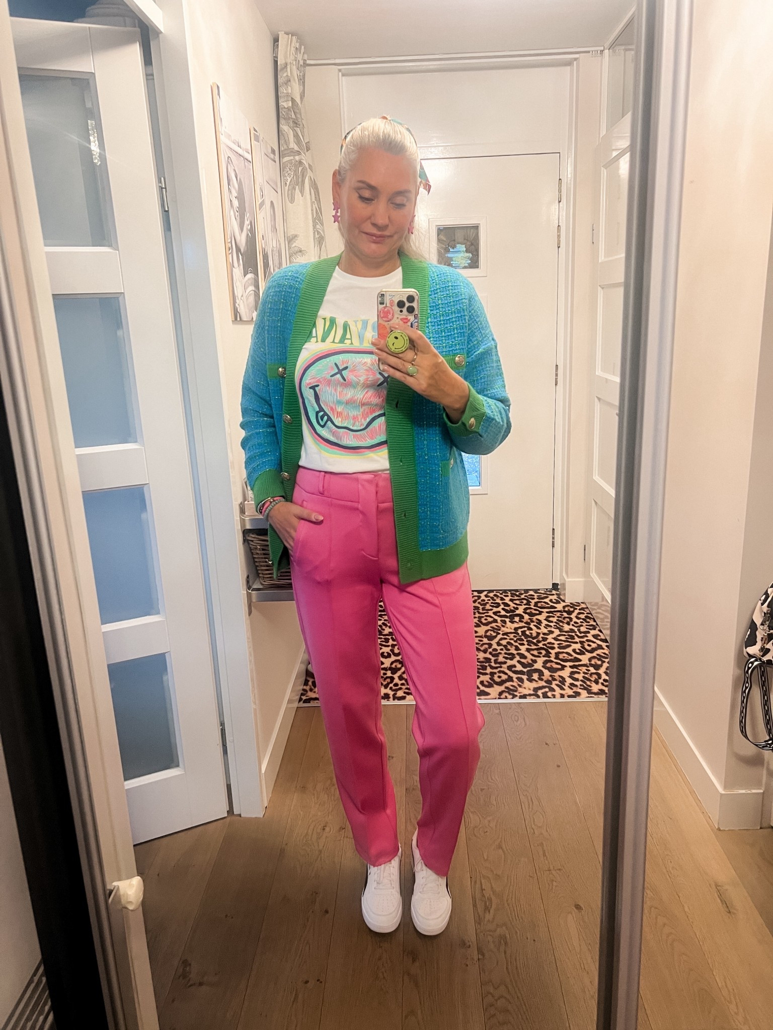 OOTD - Donderdag. Roze pantalon (oud, G-maxx), Nirvana t-shirt (oud C&A maar Primark heeft nu veel), blauw met groen ‘granny’ vest (YAS, verleden jaar) en witte Puma sneakers. 



#LTKstyletip #LTKnederlands #LTKeurope