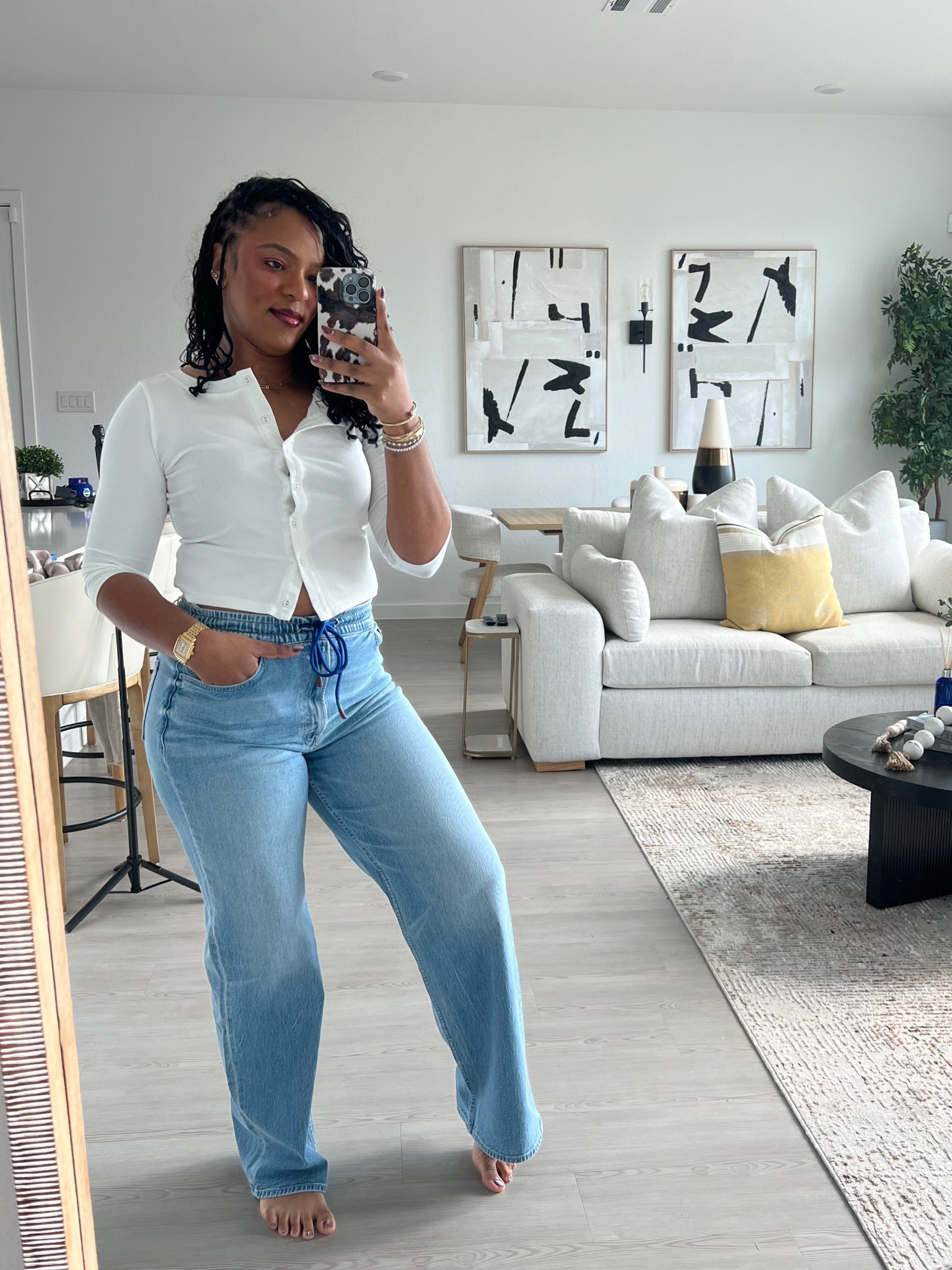 White cardigan and Jeans from #motherdenim 

#LTKCyberWeek #LTKFindsUnder100 #LTKSaleAlert