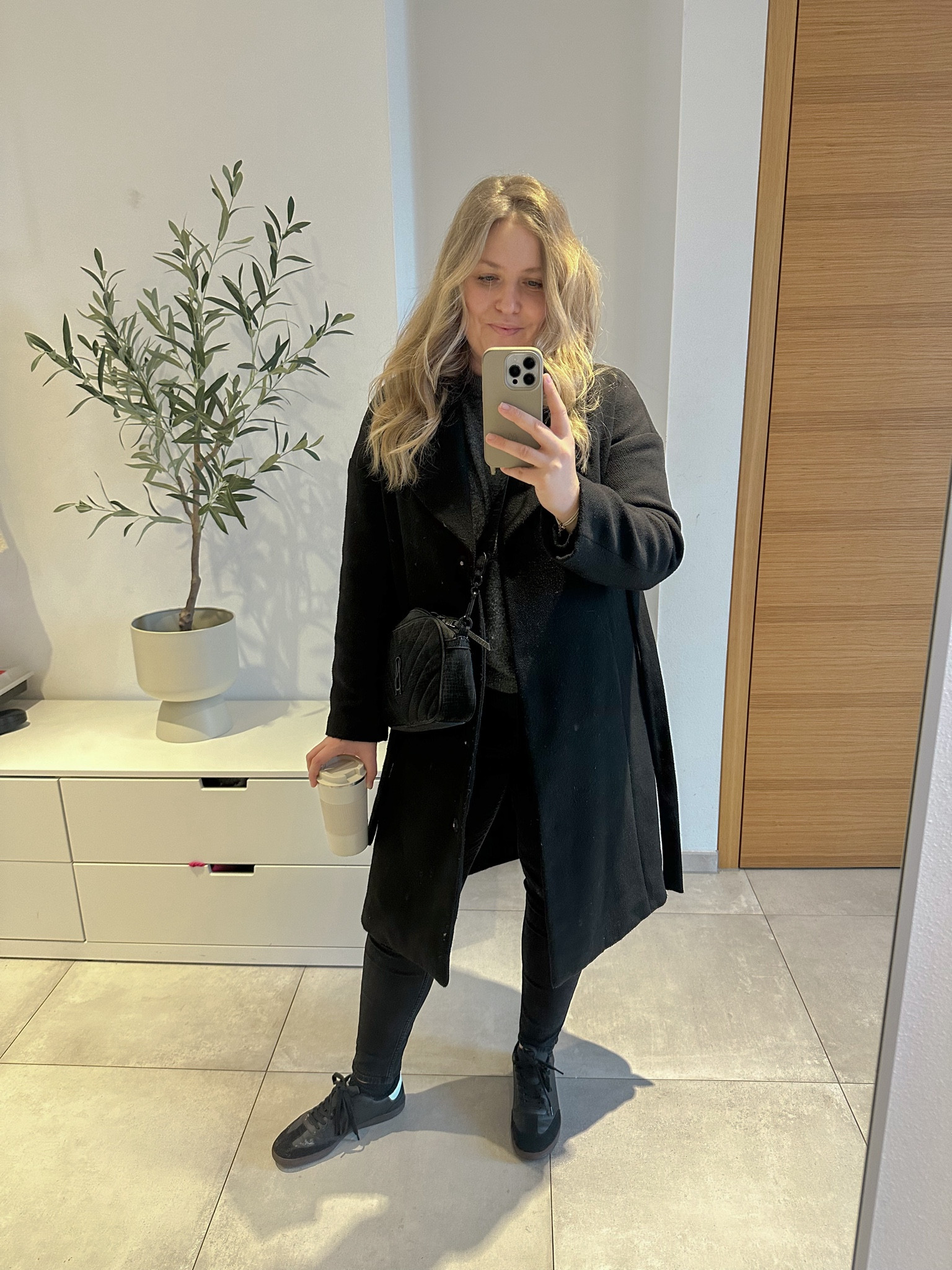 All black 

#LTKSeasonal #LTKeurope #LTKfamily
