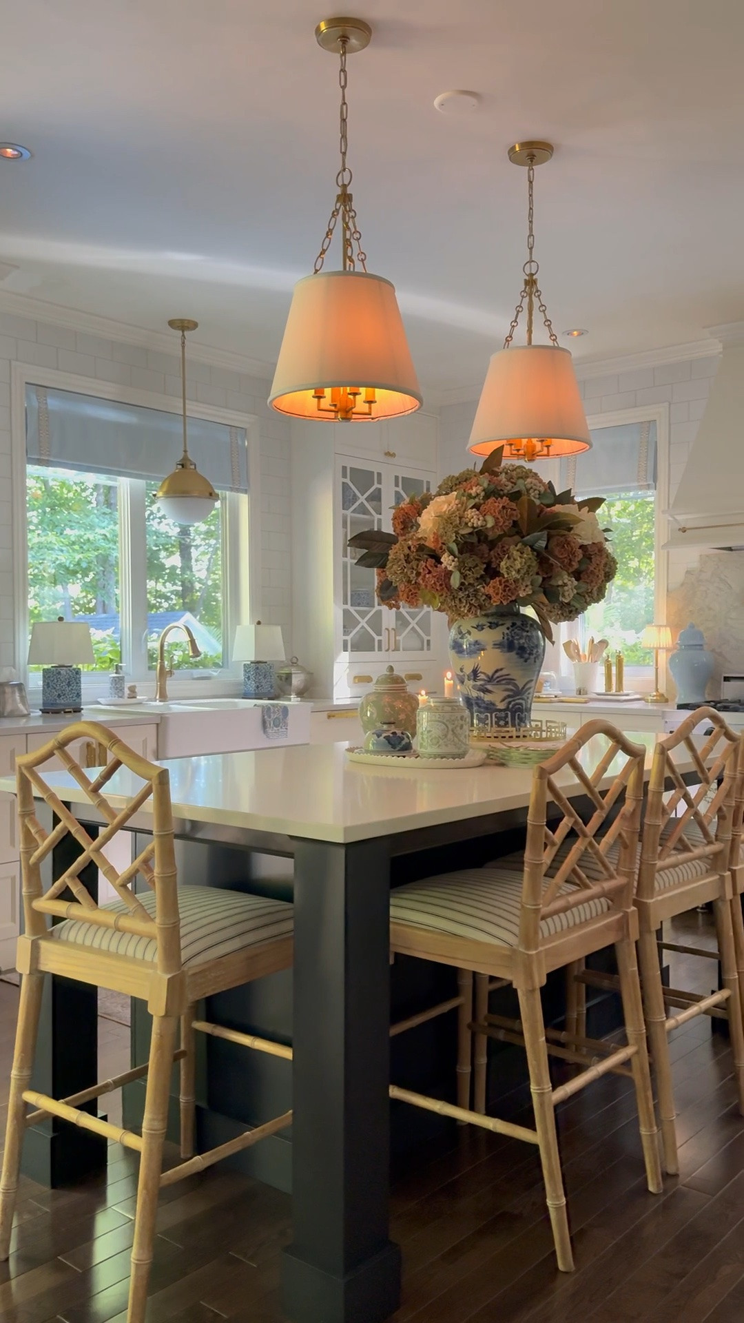 Simple, chic and elegant fall kitchen decor!