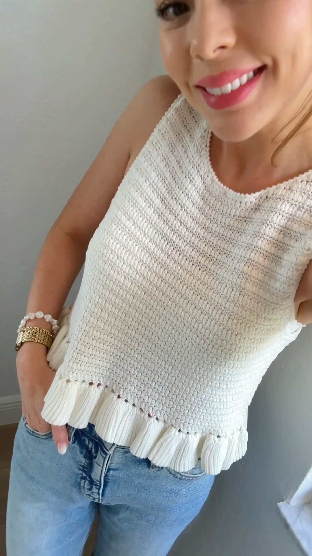 THE most adorable top with knit fabric and ruffle detail. Pairs great with high waisted bottoms for a cute casual outfit for summer! 

True to size ✨